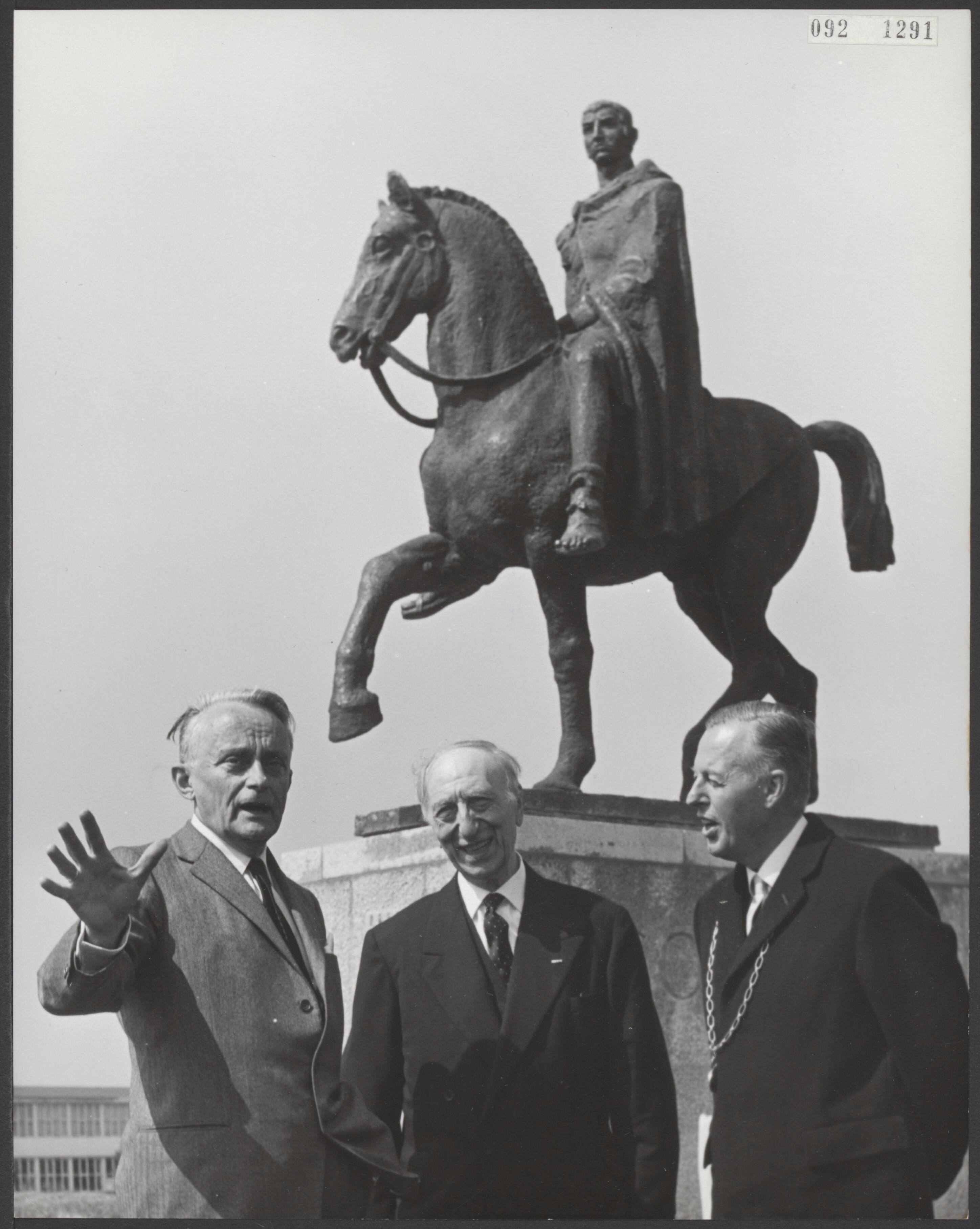 Fotocollectie Elsevier Binnenland — In Voorburg heeft de commissaris van de koningin in Zuid-Holland, mr. J. Klaasesz een beeld onthuld van de beeldhouwer Albert Termote, voorstellend de oude Romeinse veldheer Corbulo, wiens naam nauw verbonden is met de geschiedenis van Voorburg — Foto: Koch, Eric / Anefo. Licentie: Set B: Rechtenvrij / Publiek Domein. Bron: Nationaal Archief. http://hdl.handle.net/10648/ae2691e6-d0b4-102d-bcf8-003048976d84