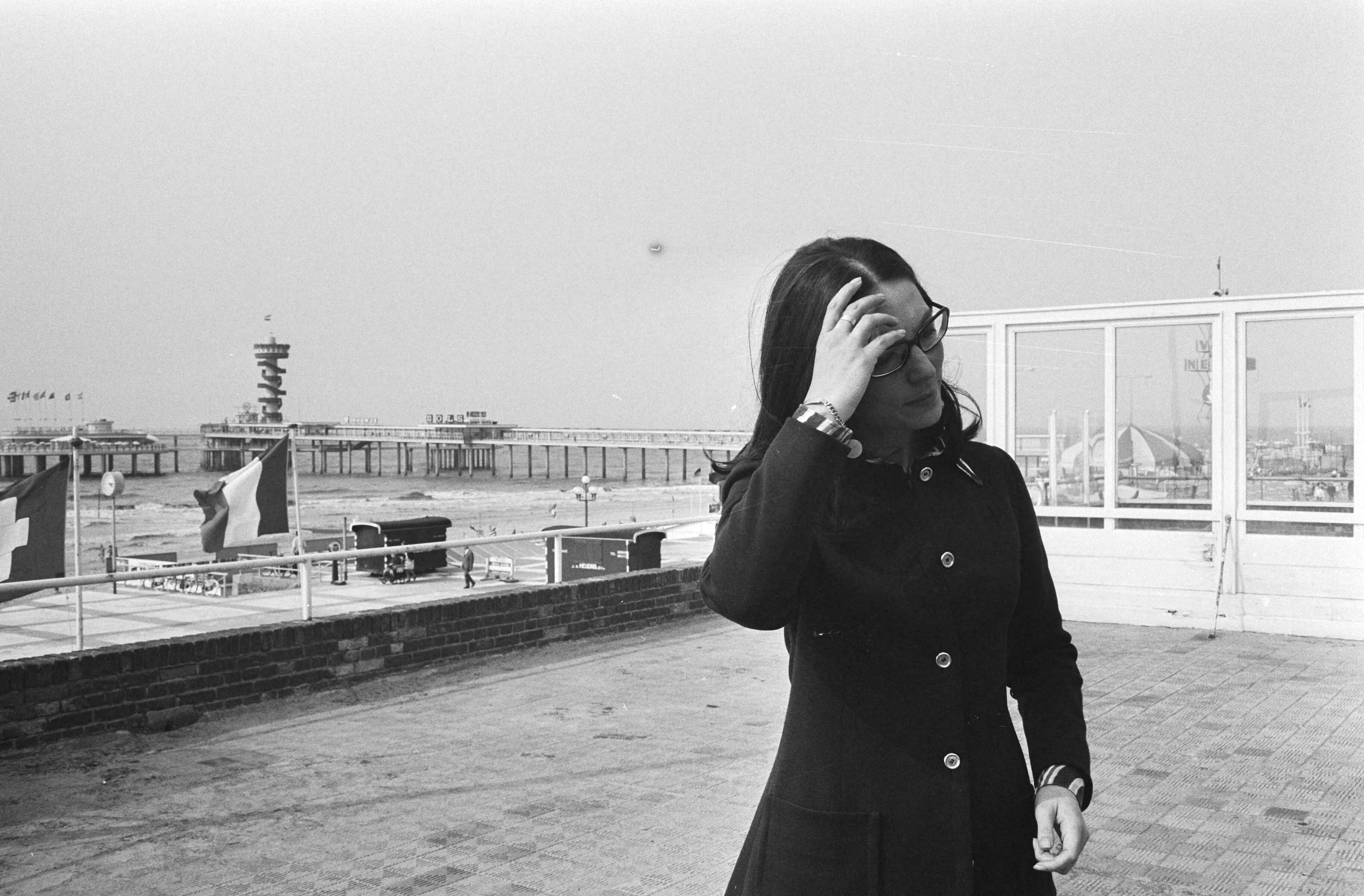 Nana Mouskouri krijgt een gouden en een platina plaat in het Kurhaus te — Nana Mouskouri — Foto: Fotograaf Onbekend / Anefo. Licentie: Set B: Rechtenvrij / Publiek Domein. Bron: Nationaal Archief. http://hdl.handle.net/10648/abbf4858-d0b4-102d-bcf8-003048976d84