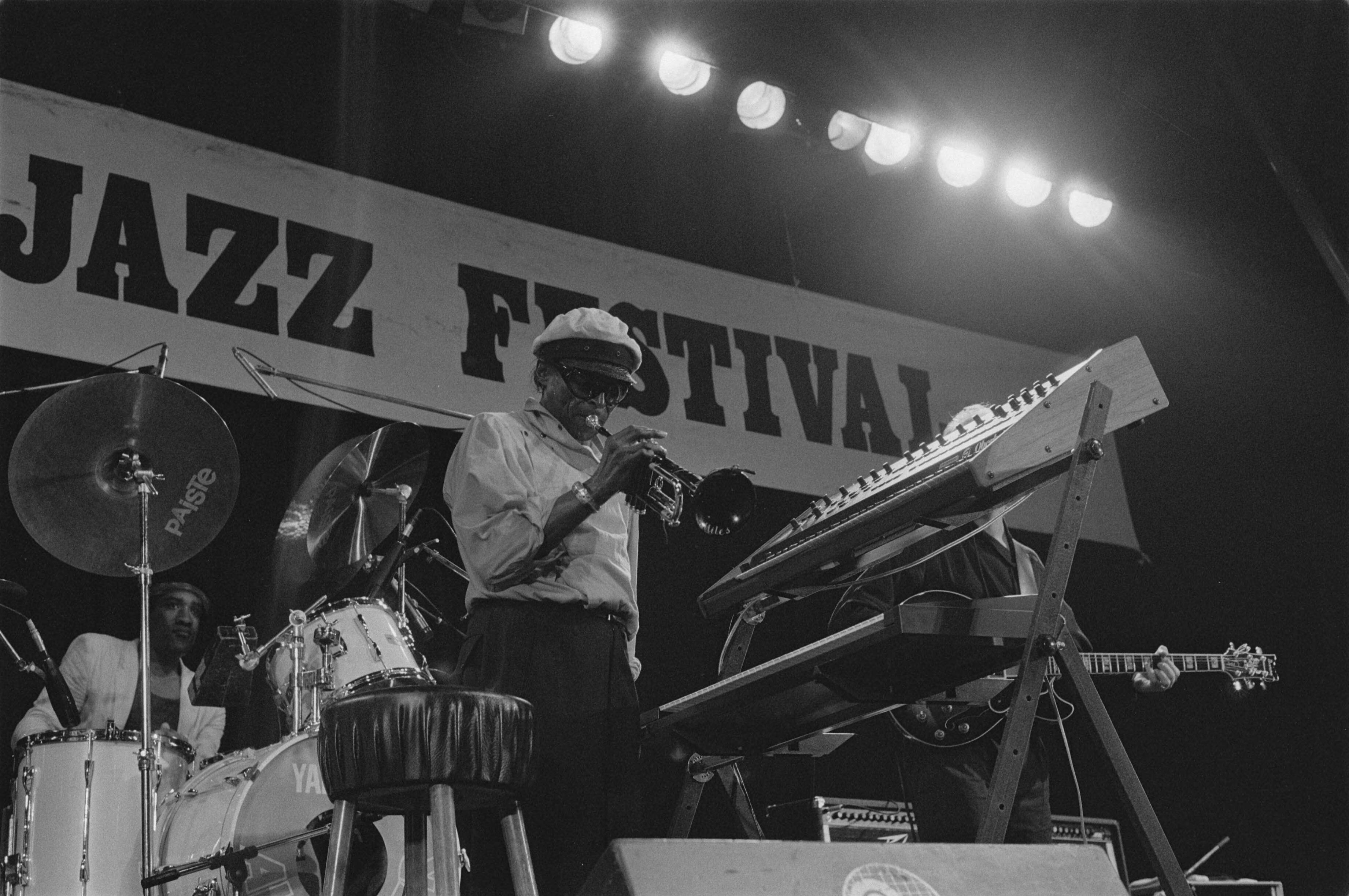 Fotocollectie Anefo — North Sea Jazzfestival in Den Haag ; Miles Davies — Foto: Bogaerts, Rob / Anefo. Licentie: Set B: Rechtenvrij / Publiek Domein. Bron: Nationaal Archief. http://hdl.handle.net/10648/ad3b4f7e-d0b4-102d-bcf8-003048976d84