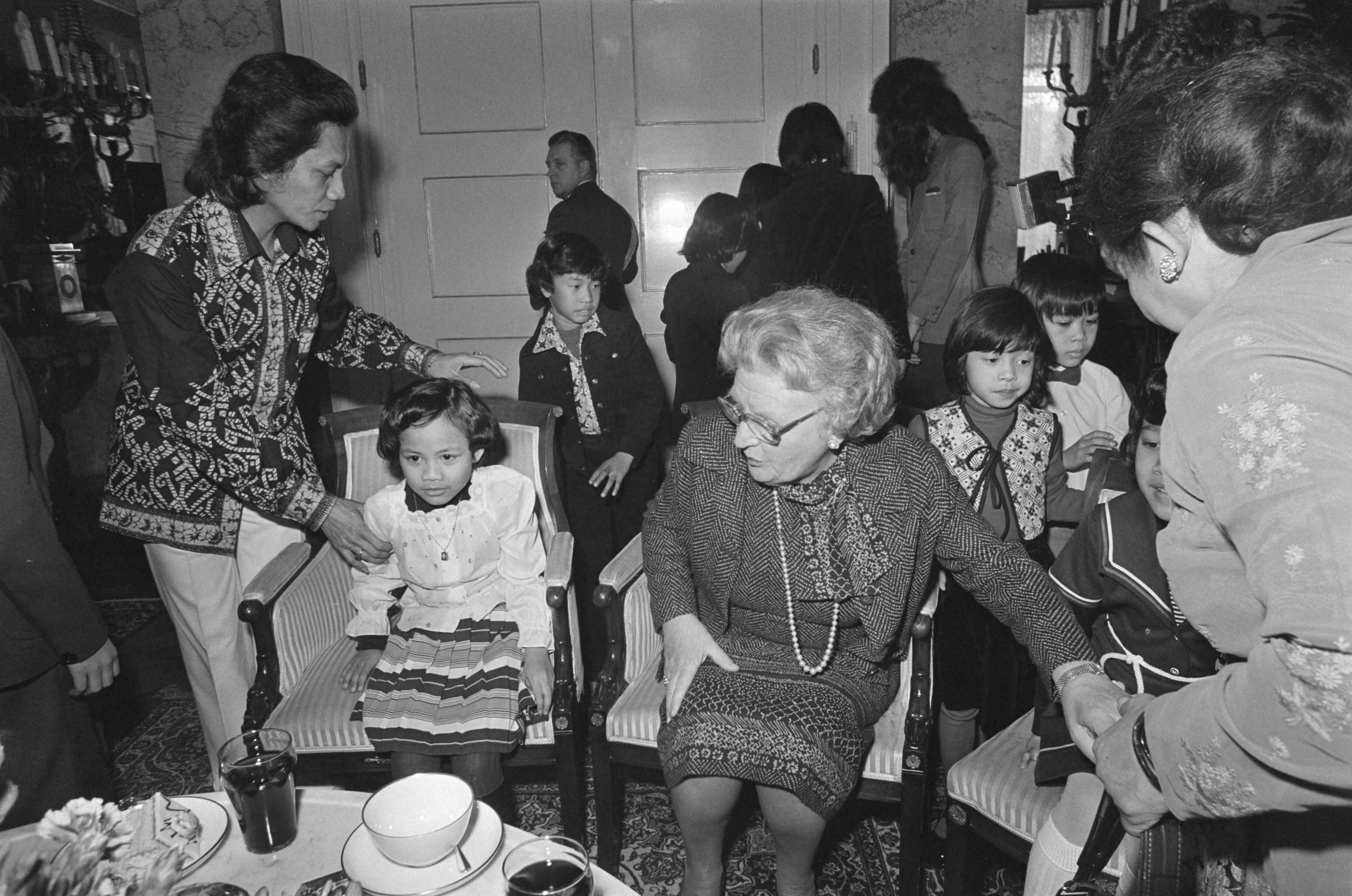 Fotocollectie Anefo — koningin Juliana ontvangt ex-gijzelaars Ind. Consulaat op Paleis Soestdijk ; koningin Juliana en gijzelaars op Soestdijk — Foto: Mieremet, Rob / Anefo. Licentie: Set B: Rechtenvrij / Publiek Domein. Bron: Nationaal Archief. http://hdl.handle.net/10648/ac7cc93c-d0b4-102d-bcf8-003048976d84