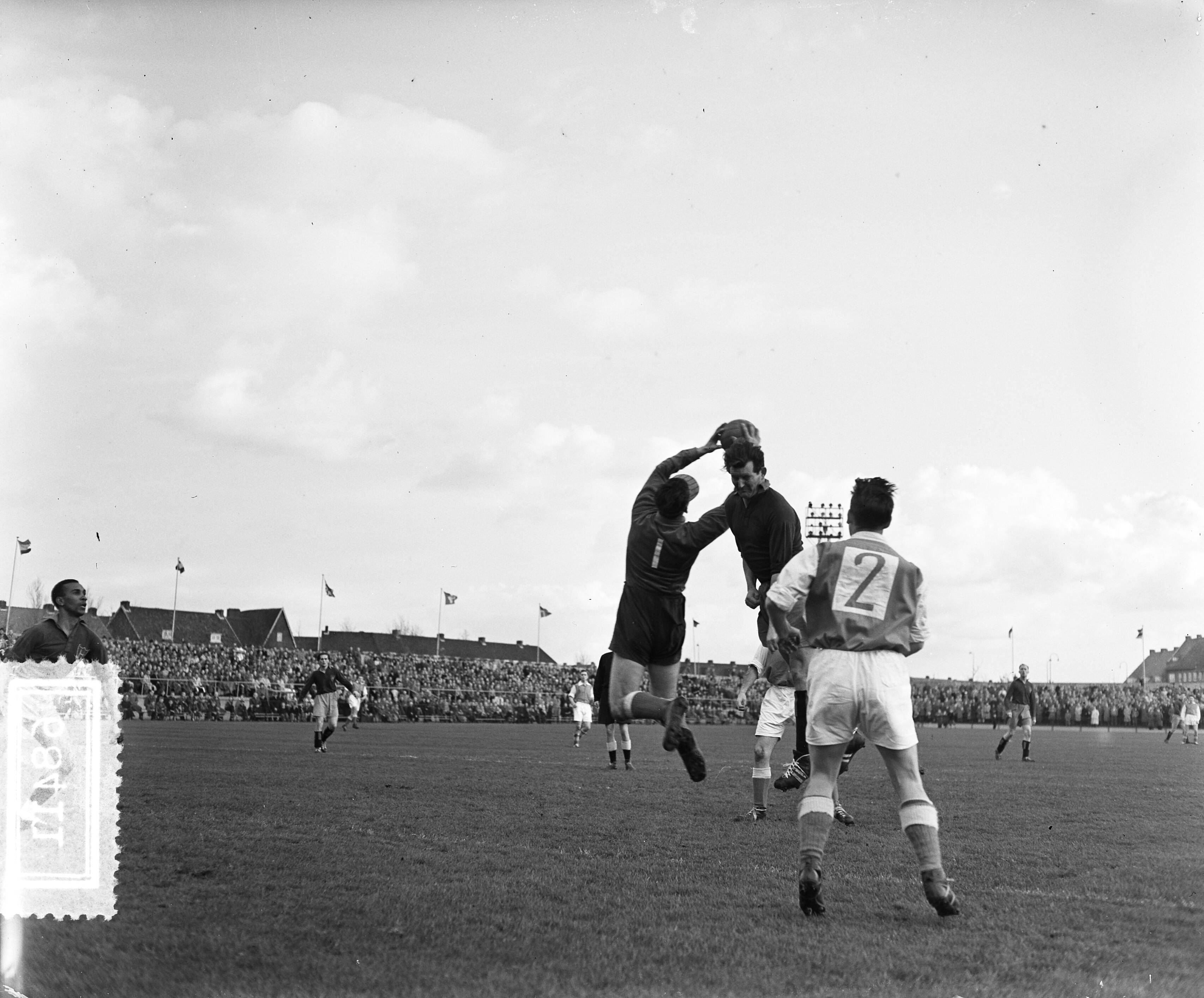 Fotocollectie Anefo — Voetbal. Haarlem tegen HVC 0-1. Spelmoment — Foto: Pot, Harry / Anefo. Licentie: Set B: Rechtenvrij / Publiek Domein. Bron: Nationaal Archief. http://hdl.handle.net/10648/a92cde34-d0b4-102d-bcf8-003048976d84