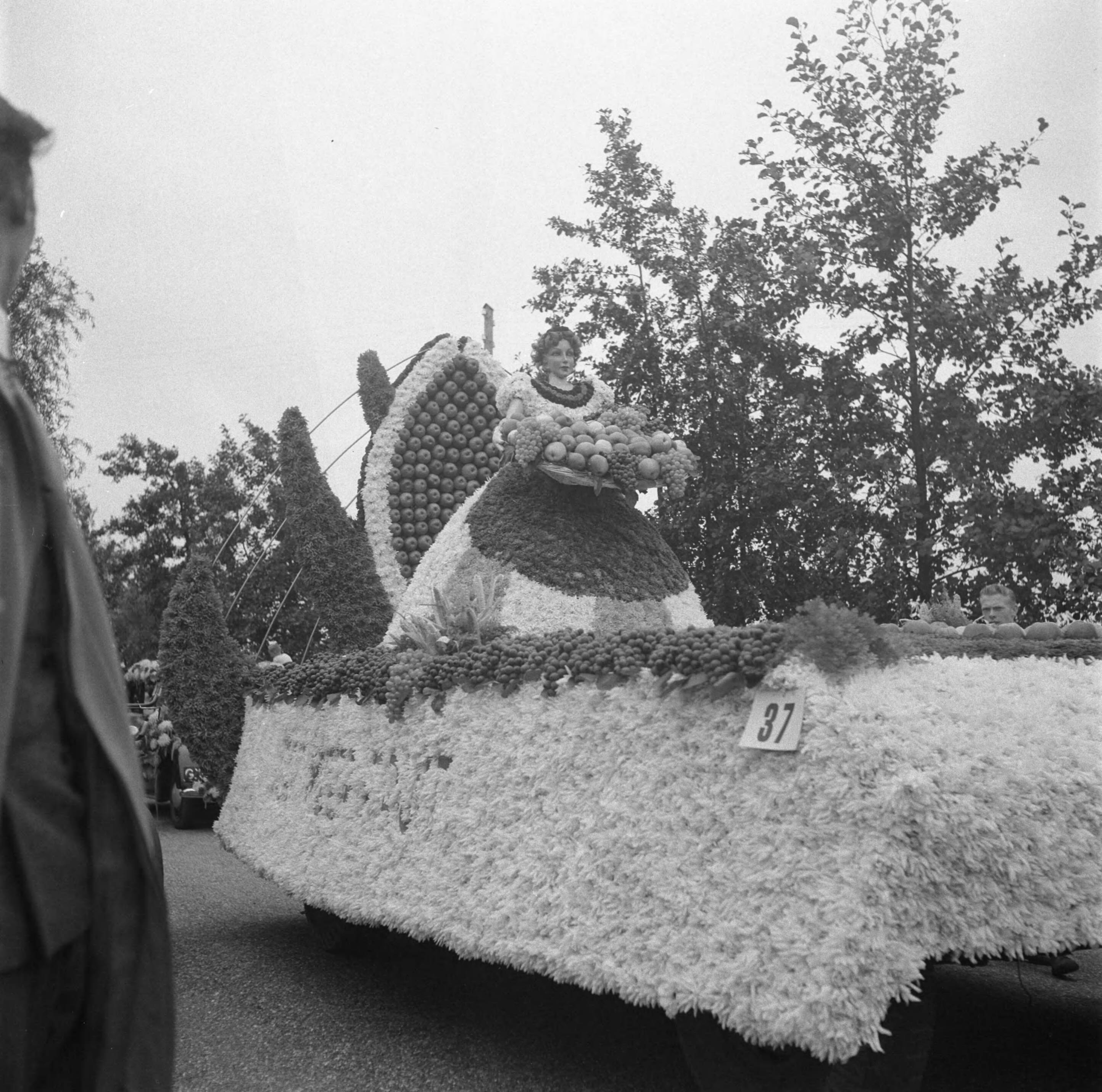 Fotocollectie Anefo — Bloemencorso Aalsmeer — Foto: Pot, Harry / Anefo. Licentie: Set B: Rechtenvrij / Publiek Domein. Bron: Nationaal Archief. http://hdl.handle.net/10648/a8deb164-d0b4-102d-bcf8-003048976d84