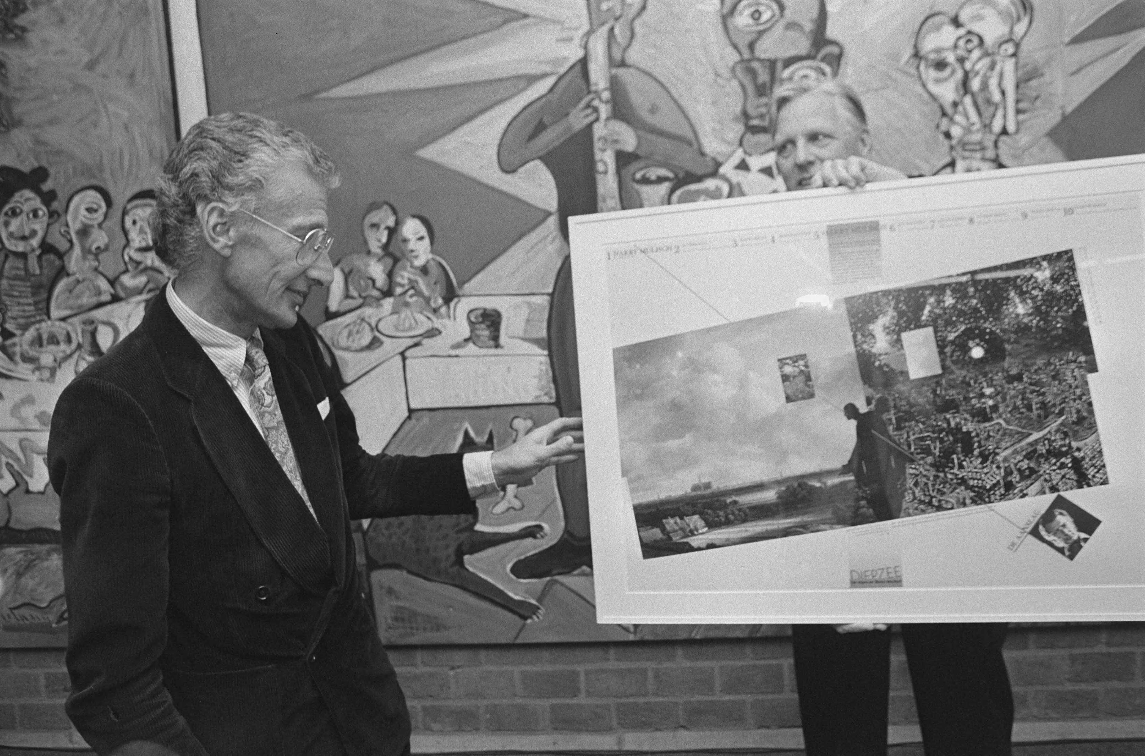 Fotocollectie Anefo — Harry Mulisch krijgt in Groningen de Diepzee- literatuurprijs uitgereikt; de prijsuitreiking — Foto: Molendijk, Bart / Anefo. Licentie: Set B: Rechtenvrij / Publiek Domein. Bron: Nationaal Archief. http://hdl.handle.net/10648/ad585fc4-d0b4-102d-bcf8-003048976d84