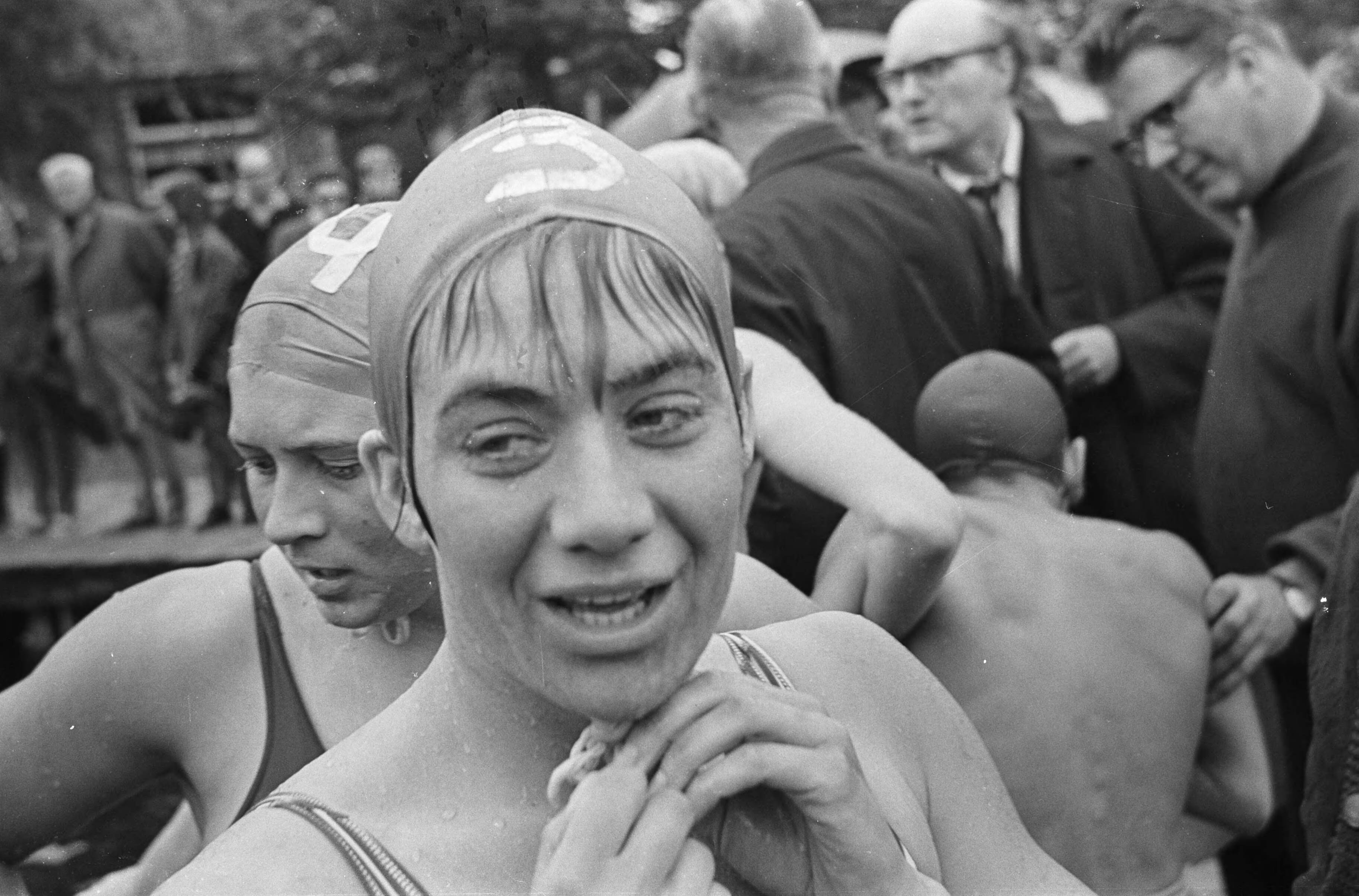 Fotocollectie Anefo — Twee kilometer zwemwedstrijd Loosdrechtseplassen bij Kortenhoef, winnaar bij de vrije slag dames, Betty Heukels (PSV) — Foto: Evers, Joost / Anefo. Licentie: Set B: Rechtenvrij / Publiek Domein. Bron: Nationaal Archief. http://hdl.handle.net/10648/aaacd73c-d0b4-102d-bcf8-003048976d84