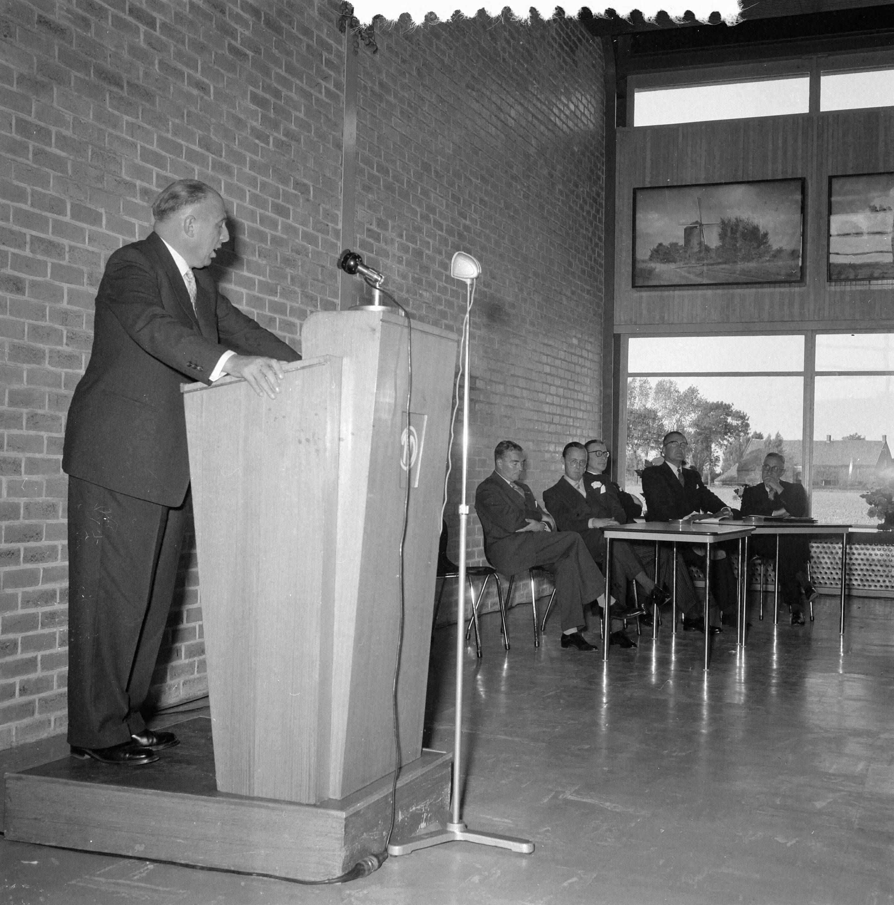 Prins Bernhard bezoekt West-Brabant — Prins Bernhard bezoekt industriegebied Etten-Leur. Bezoek aan Tomadofabriek — Foto: Noske, J.D. / Anefo. Licentie: Set B: Rechtenvrij / Publiek Domein. Bron: Nationaal Archief. http://hdl.handle.net/10648/a93c1516-d0b4-102d-bcf8-003048976d84