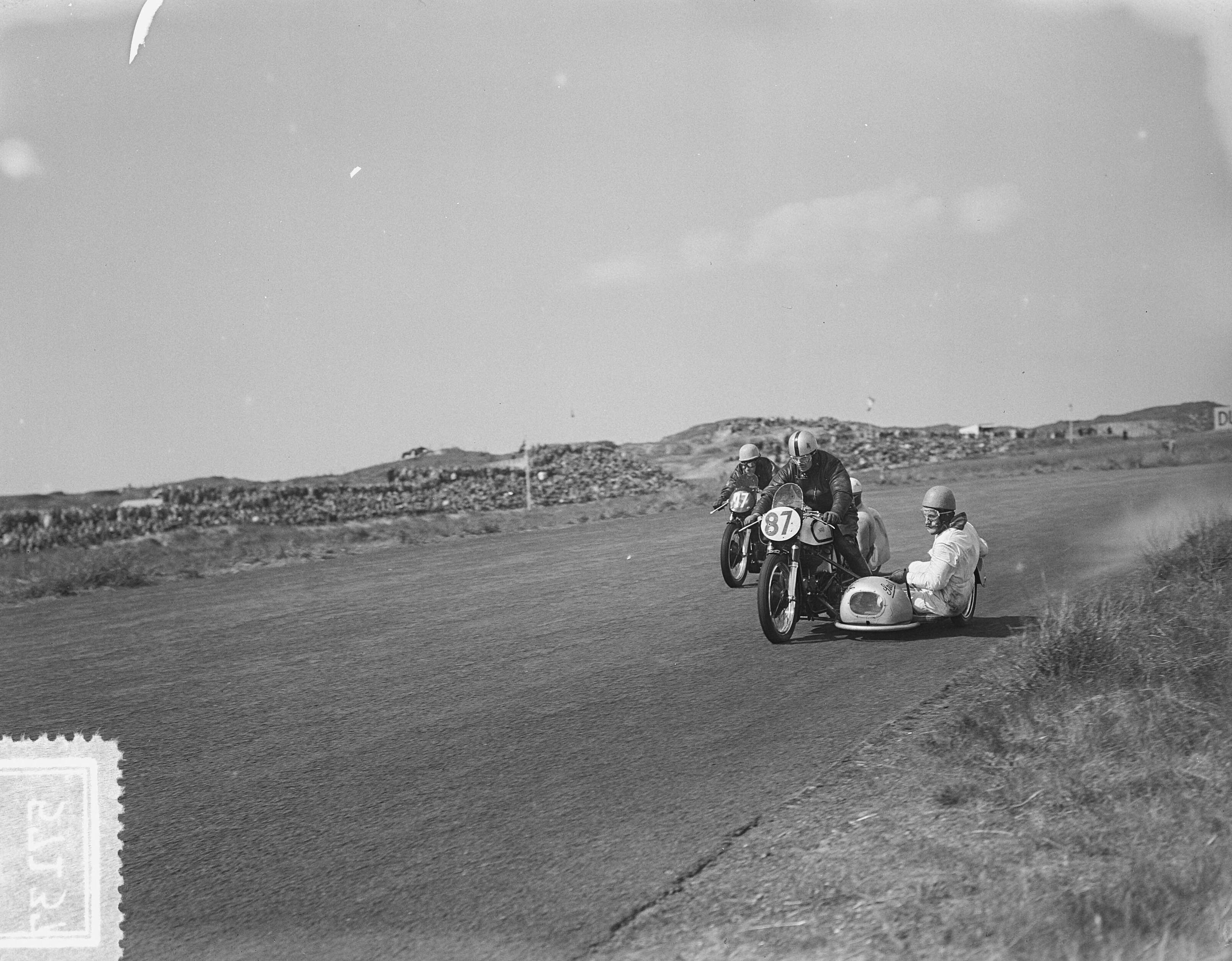 Fotocollectie Anefo — Motorraces Zandvoort. Steeman (87) gevolgd door (17) Wijns (B) winnaar — Foto: Bilsen, Joop van / Anefo. Licentie: Set B: Rechtenvrij / Publiek Domein. Bron: Nationaal Archief. http://hdl.handle.net/10648/a90bc186-d0b4-102d-bcf8-003048976d84