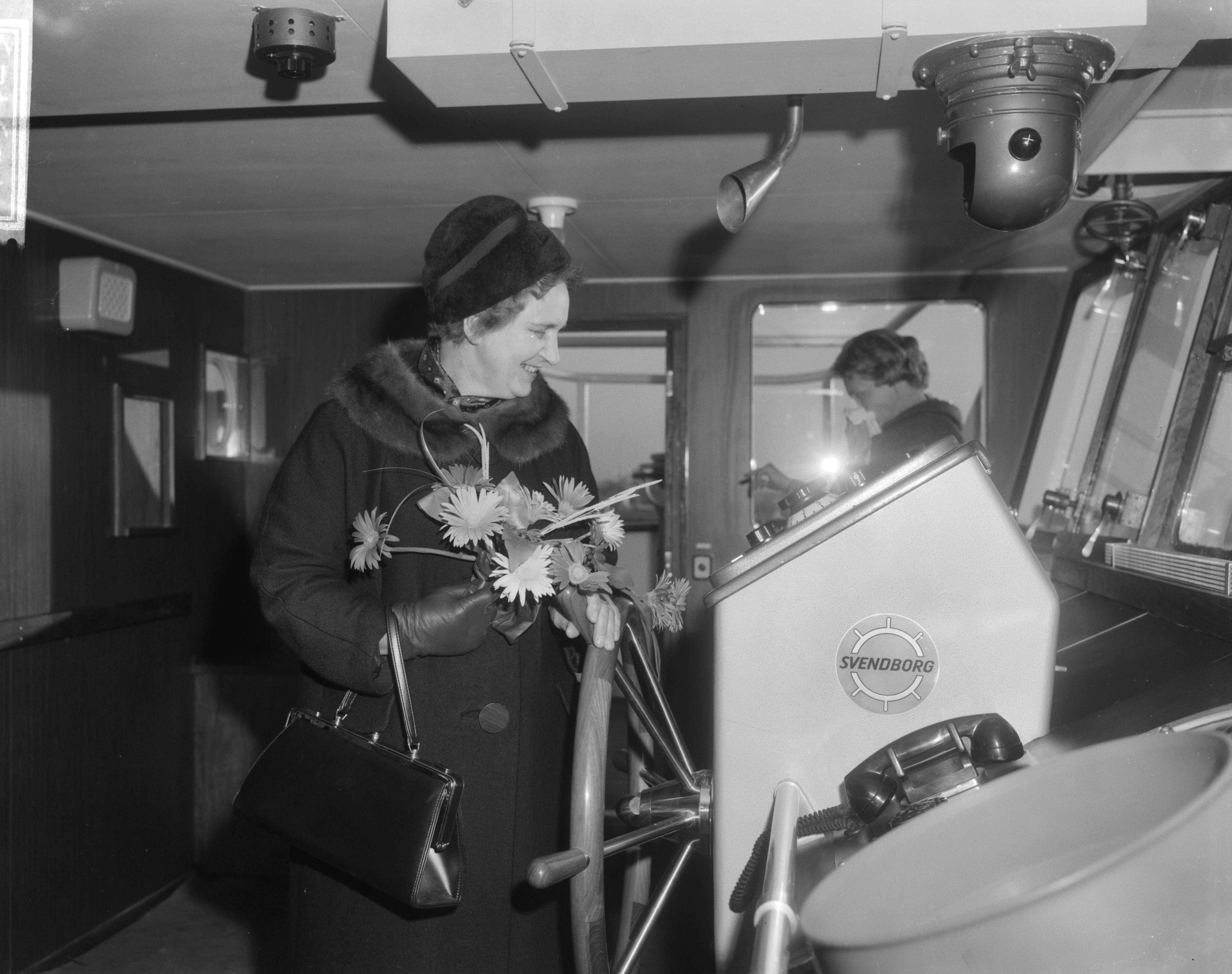 Tewaterlating motorschip "Karin Winther", gebouwd door de Zaanlandse Scheepsbouw Maatschappij te Zaandam, in opdracht van E. Winther, Hellerup, Denemarken — Zaandam|Noord-Holland|tewaterlatingen |plechtigheden|Zaanlandse Scheepsbouw Maatschappij |Karin Winther — Foto: Bilsen, Joop van / Anefo. Licentie: Set B: Rechtenvrij / Publiek Domein. Bron: Nationaal Archief. http://hdl.handle.net/10648/aac822b2-d0b4-102d-bcf8-003048976d84