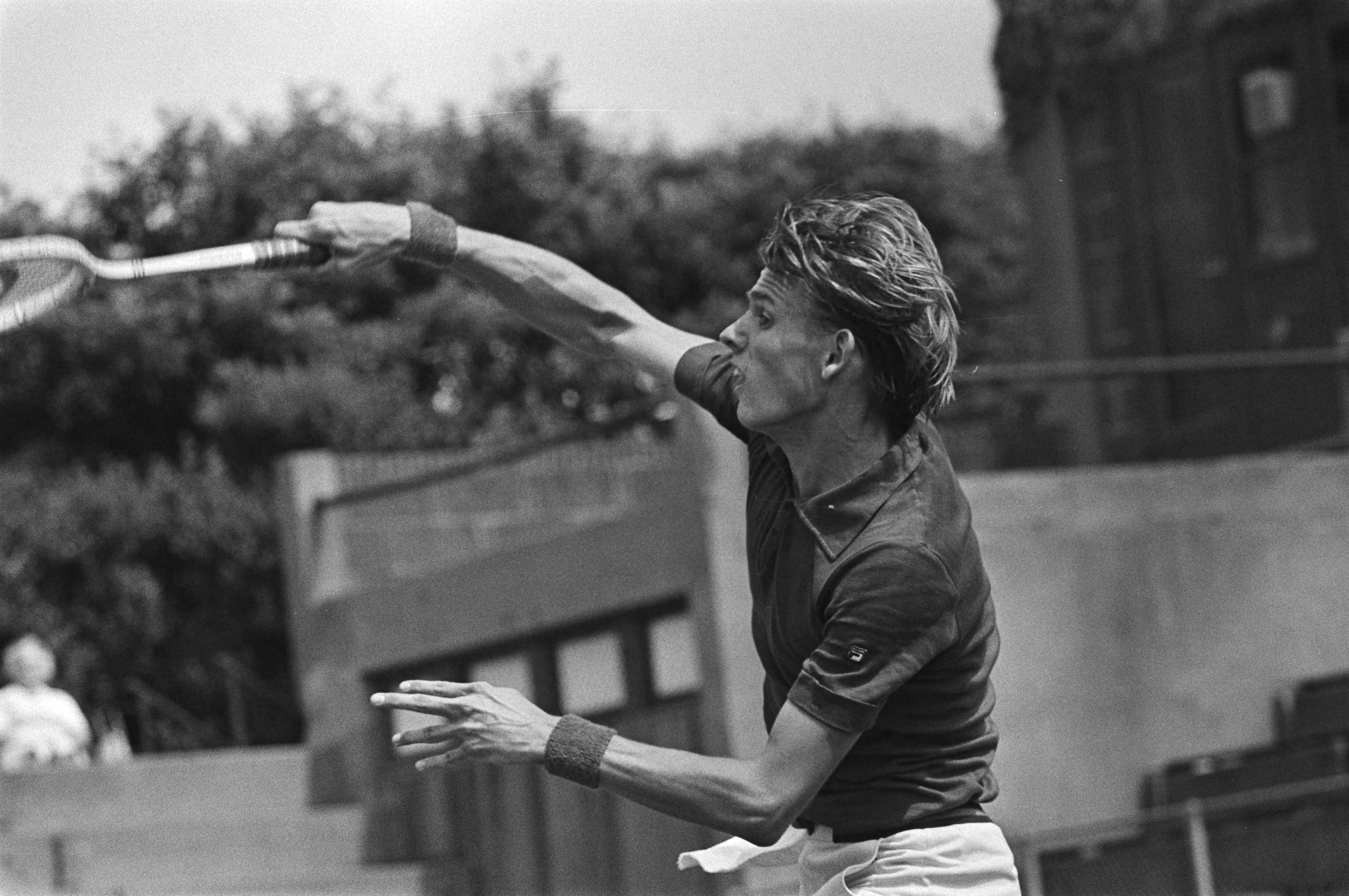 Fotocollectie Anefo — Tennis; Metsbanen te Scheveningen, Sanders in aktie — Foto: Mieremet, Rob / Anefo. Licentie: Set B: Rechtenvrij / Publiek Domein. Bron: Nationaal Archief. http://hdl.handle.net/10648/ac87fdde-d0b4-102d-bcf8-003048976d84