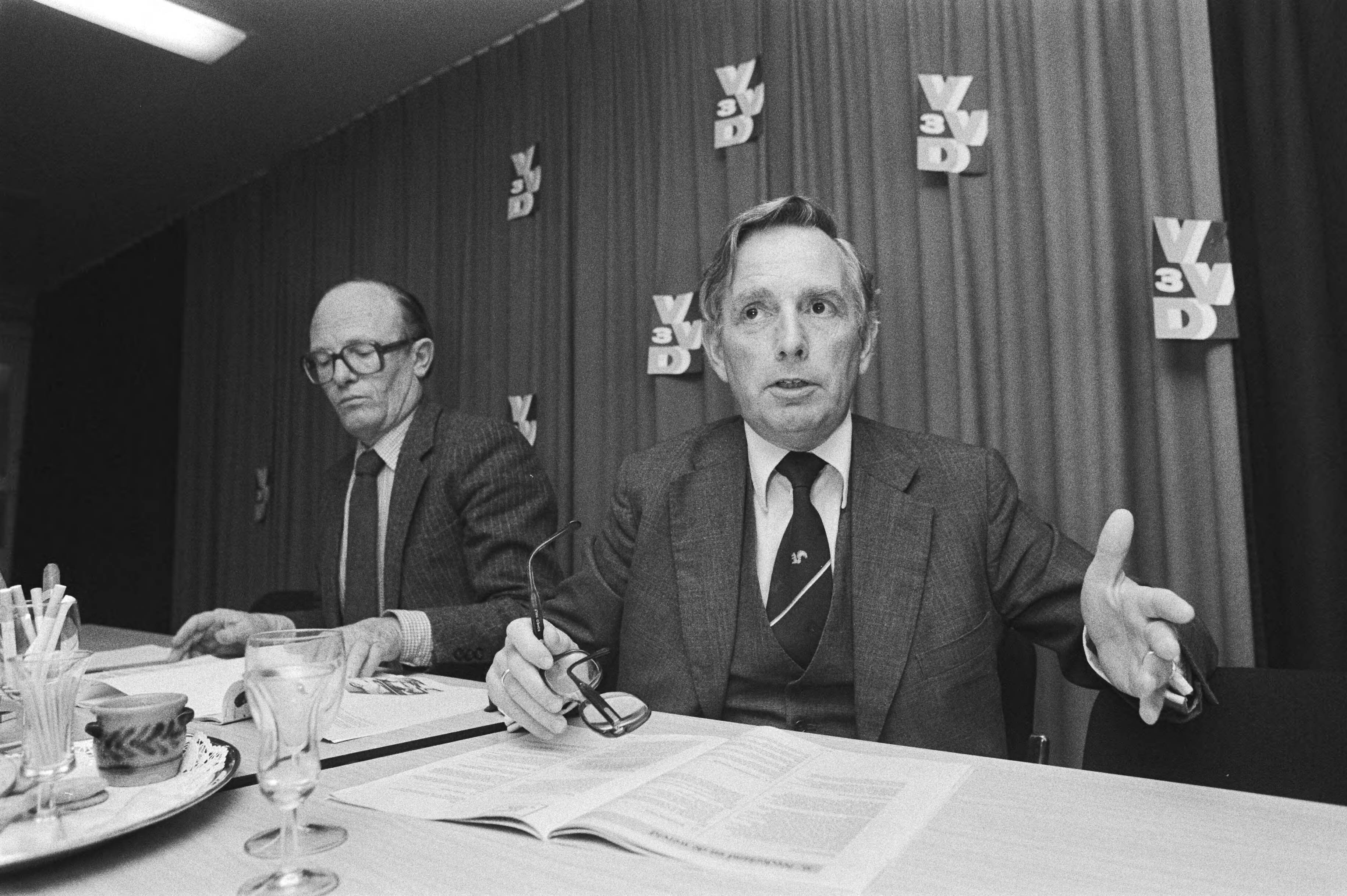 Fotocollectie Anefo — Persconferentie Den Haag , Nieuwspoort verkiezingsprogra VVD, voorzitter Korthals Altes (r) met Rietkerk (l) — Foto: Dijk, Hans van / Anefo. Licentie: Set B: Rechtenvrij / Publiek Domein. Bron: Nationaal Archief. http://hdl.handle.net/10648/ace99864-d0b4-102d-bcf8-003048976d84