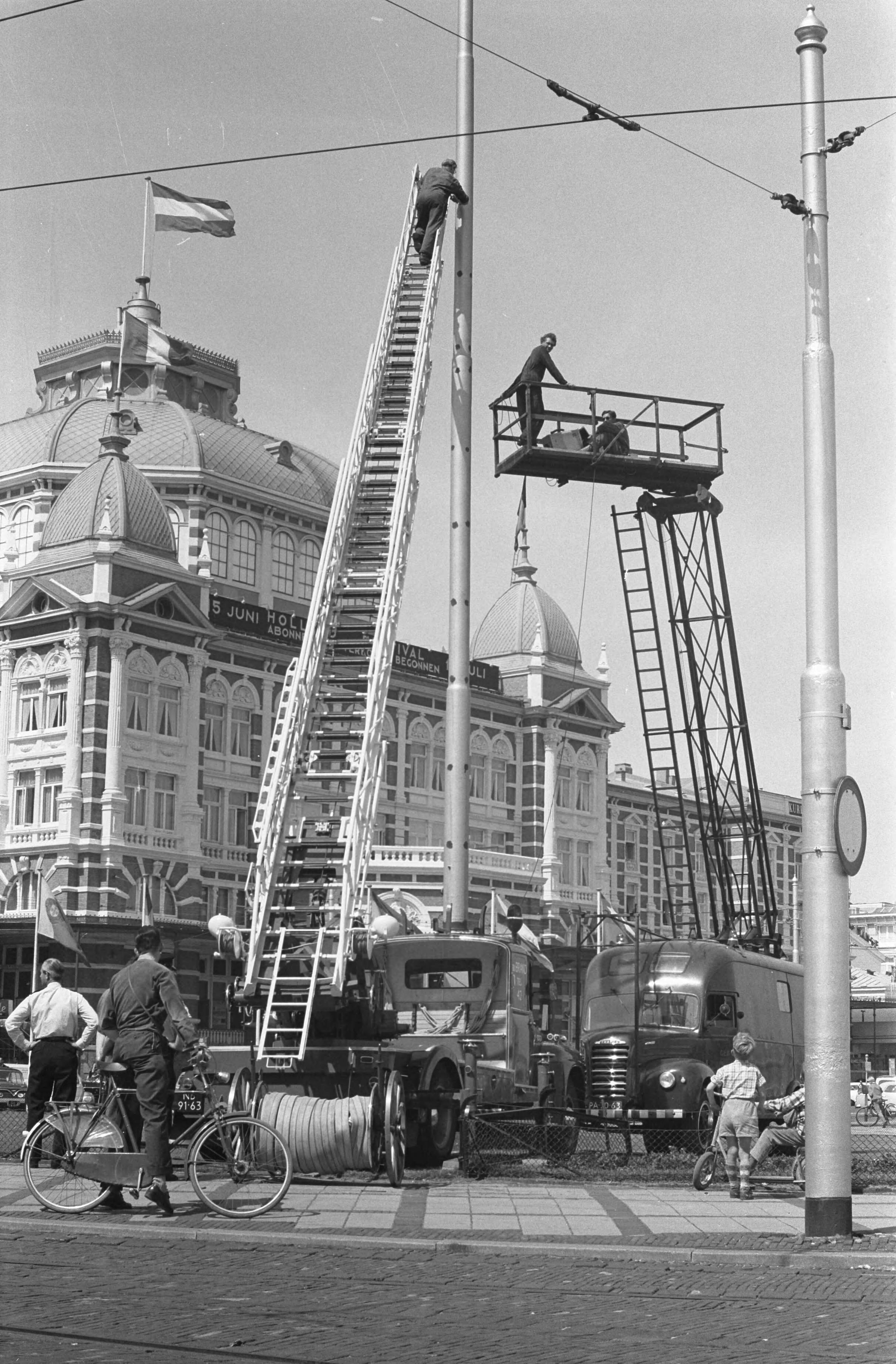 Fotocollectie Anefo — Werkzaamheden aan het Gevers Deynootplein te Scheveningen — Foto: Rossem, Wim van / Anefo. Licentie: Set B: Rechtenvrij / Publiek Domein. Bron: Nationaal Archief. http://hdl.handle.net/10648/a9dab2f2-d0b4-102d-bcf8-003048976d84