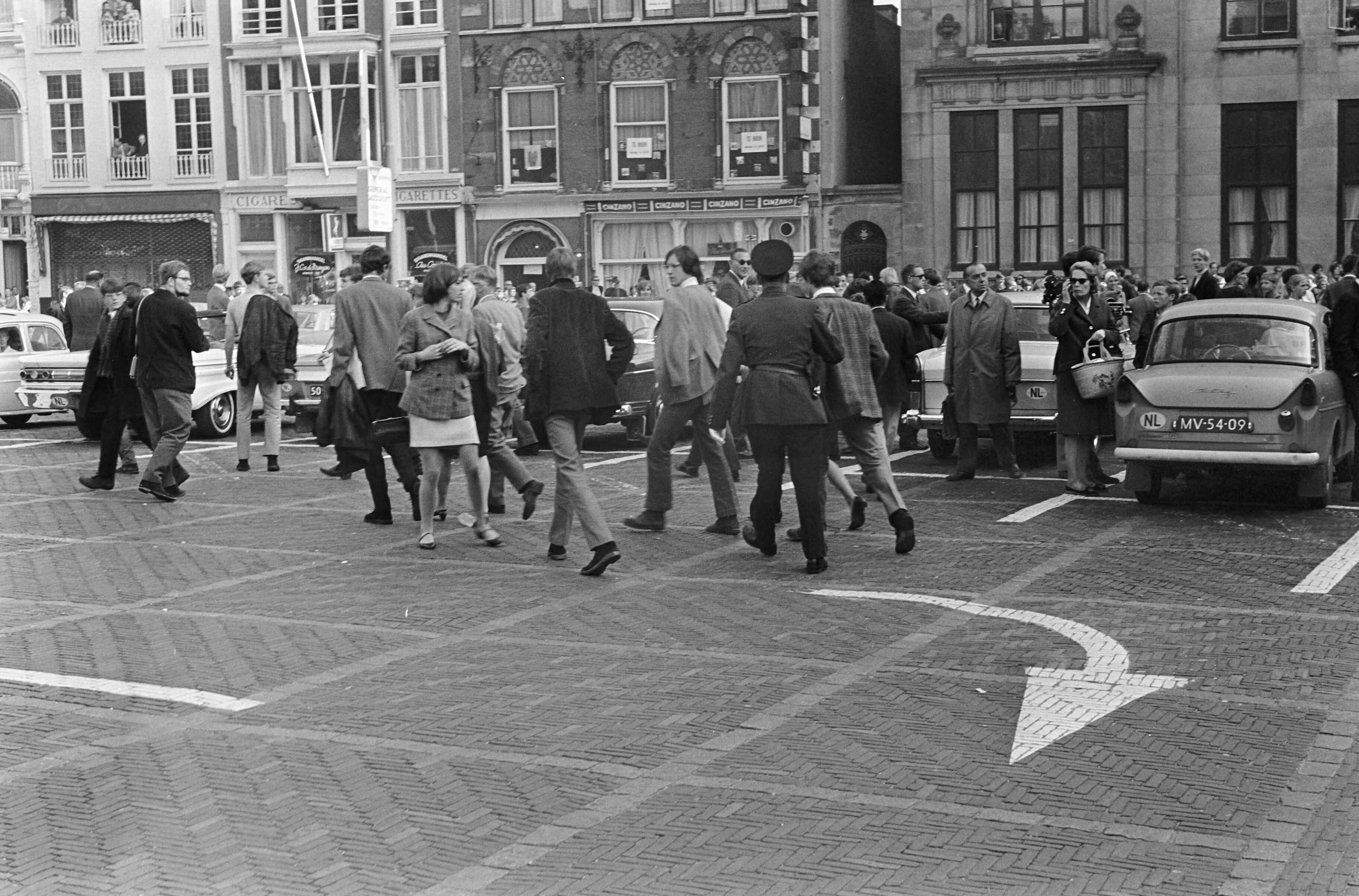 Protesterende Amsterdamse Provo's tijdens Prinsjesdag 1966 in Den Haag — Rellen in de Haagse binnenstad — Foto: Fotograaf Onbekend / Anefo. Licentie: Set B: Rechtenvrij / Publiek Domein. Bron: Nationaal Archief. http://hdl.handle.net/10648/aafd45aa-d0b4-102d-bcf8-003048976d84