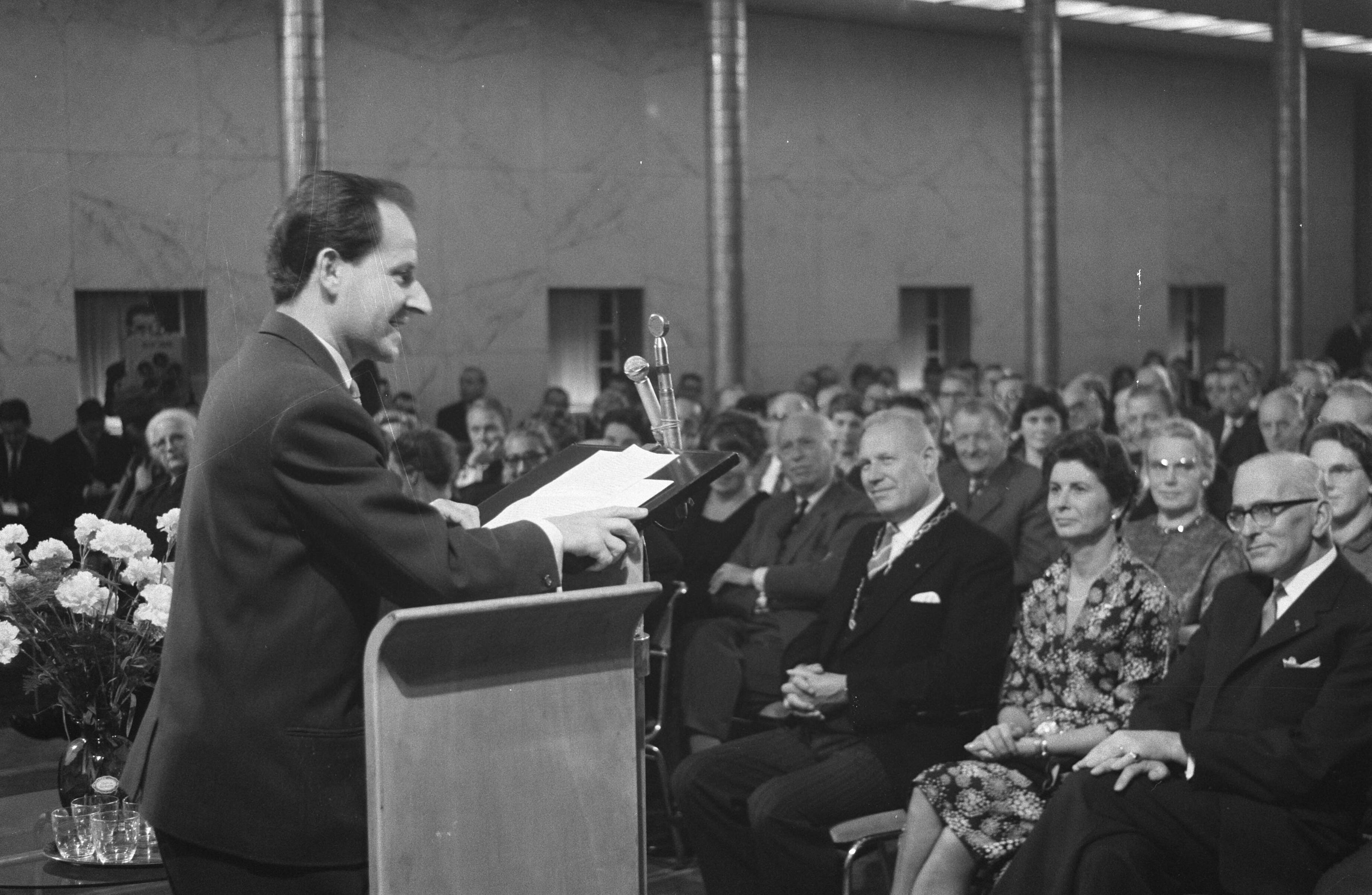 Fotocollectie Anefo — Uitreiking televisieprijs 1960 van Prins Bernhardfonds aan Milo Anstadt in het raadhuis van Hilversum, toespraak van Milo Anstadt — Foto: Pot, Harry / Anefo. Licentie: Set B: Rechtenvrij / Publiek Domein. Bron: Nationaal Archief. http://hdl.handle.net/10648/a9bb2266-d0b4-102d-bcf8-003048976d84