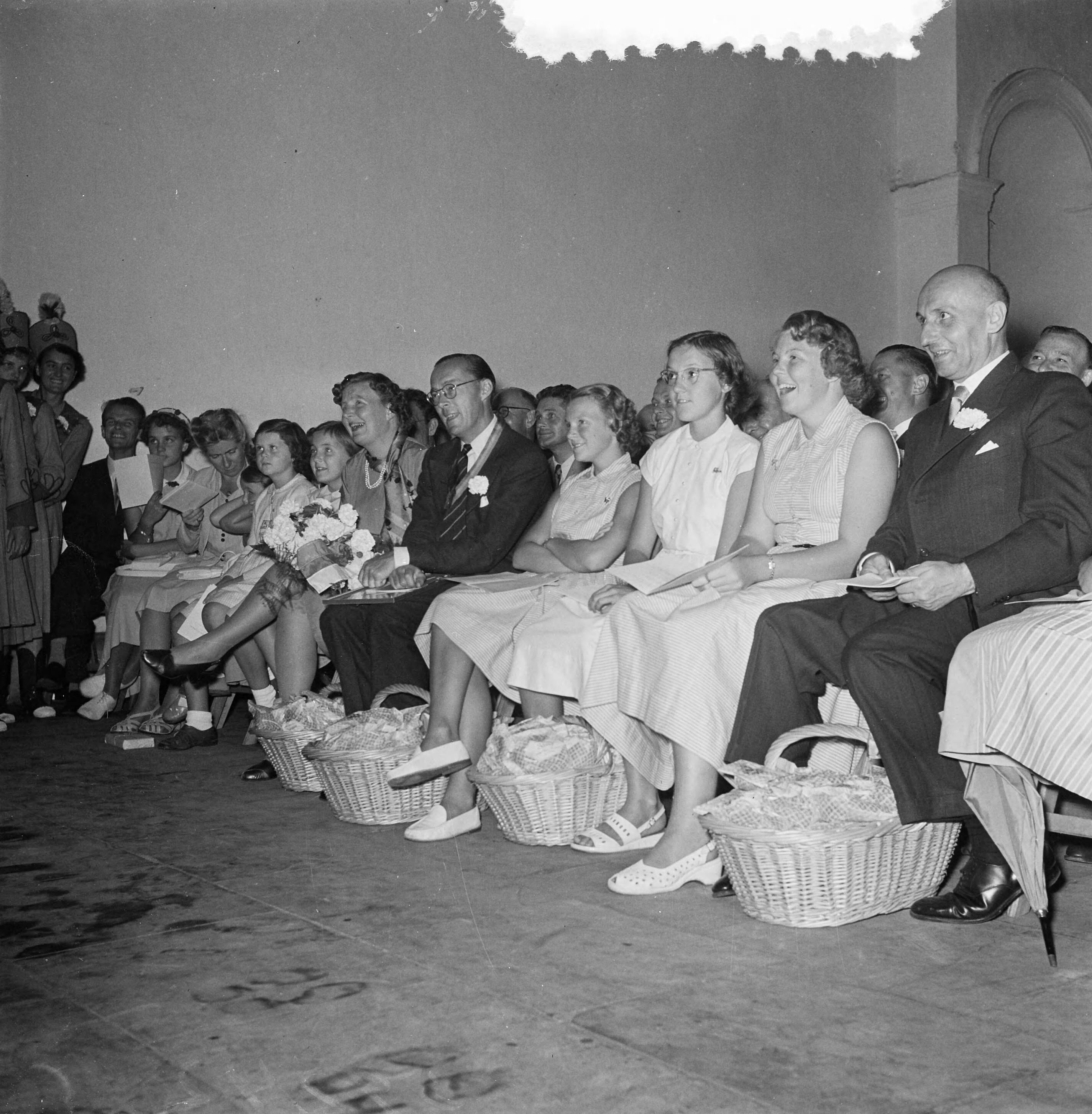 Carnavalsstemming in de Orangerie van paleis Soestdijk bij bezoek van Limburgers — Carnavalsstemming in de Orangerie van paleis Soestdijk bij bezoek van Limburgers [op de 1e rij vlnr. koningin Juliana, prins Bernhard, prinses Irene, Renée Röell, prinses Beatrix en ? — Foto: Noske, J.D. / Anefo. Licentie: Set B: Rechtenvrij / Publiek Domein. Bron: Nationaal Archief. http://hdl.handle.net/10648/a912571c-d0b4-102d-bcf8-003048976d84