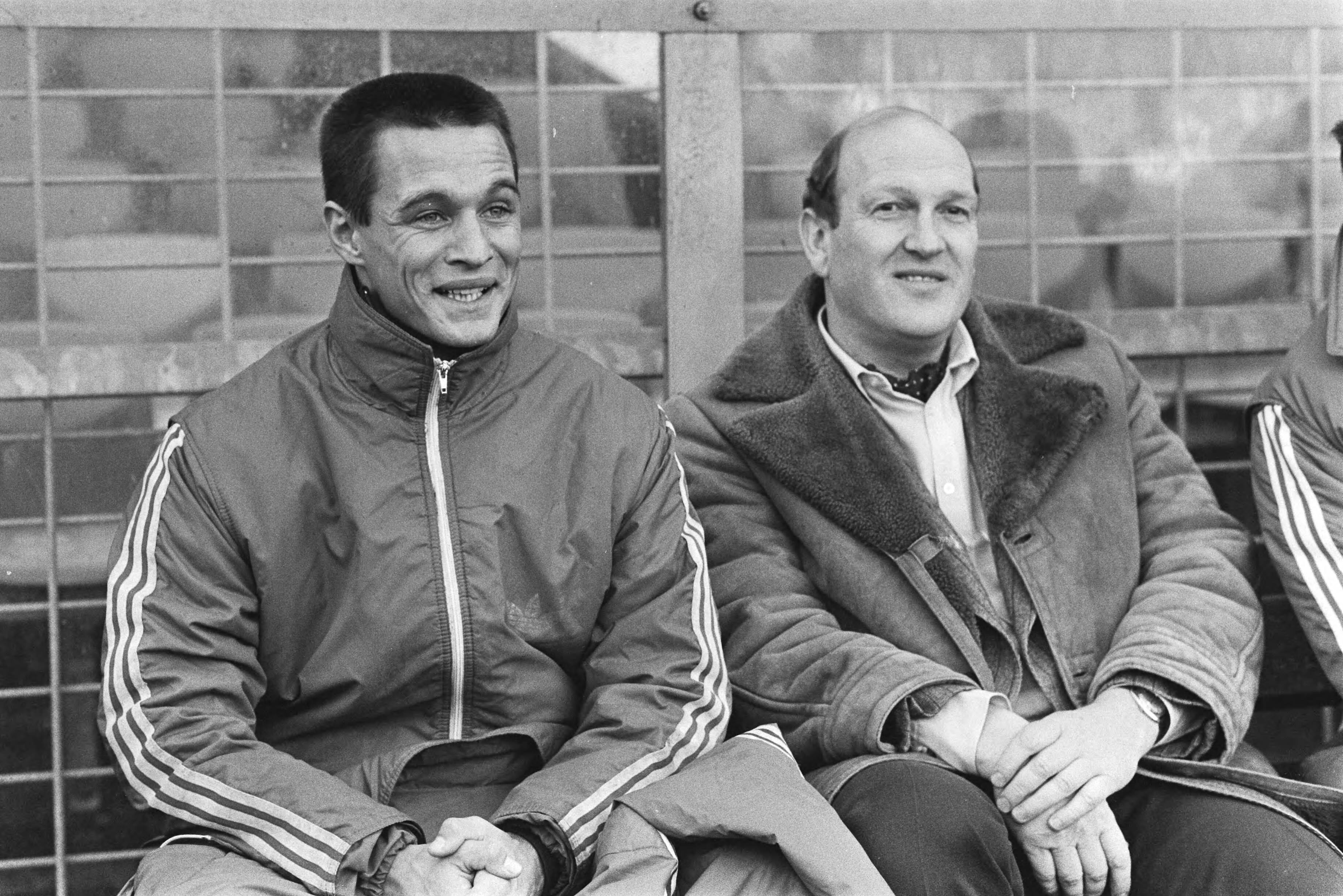 Fotocollectie Anefo — Ajax tegen Volendam 5-0; Volendamtrainer Simon Kistemaker (r) — Foto: Antonisse, Marcel / Anefo. Licentie: Set B: Rechtenvrij / Publiek Domein. Bron: Nationaal Archief. http://hdl.handle.net/10648/ad3431e4-d0b4-102d-bcf8-003048976d84