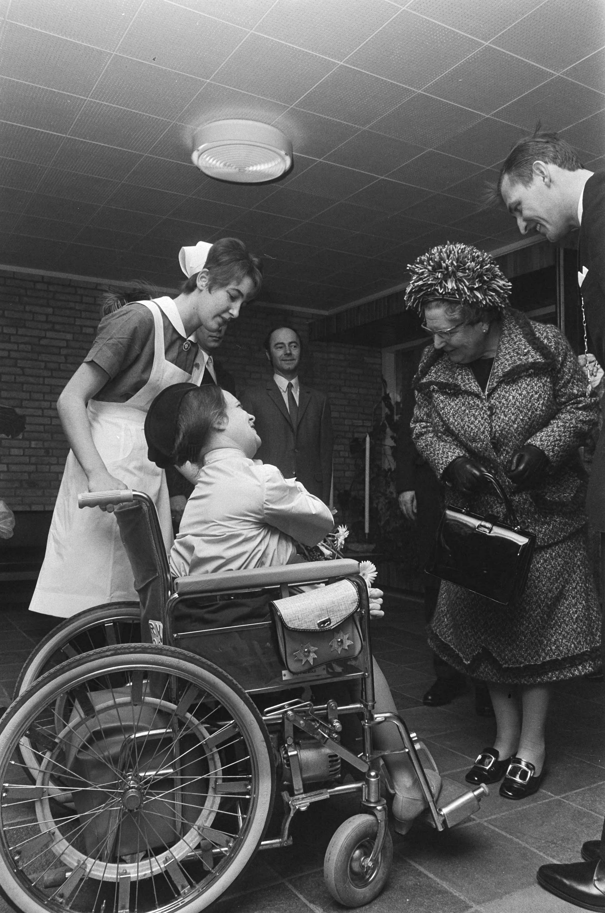 Fotocollectie Anefo — koningin Juliana brengt werkbezoek aan Zuidelijk Westerkwartier in Groningen; koningin Juliana bezoekt Zonnehuis in Zuidhorn — Foto: Mieremet, Rob / Anefo. Licentie: Set B: Rechtenvrij / Publiek Domein. Bron: Nationaal Archief. http://hdl.handle.net/10648/abac077a-d0b4-102d-bcf8-003048976d84