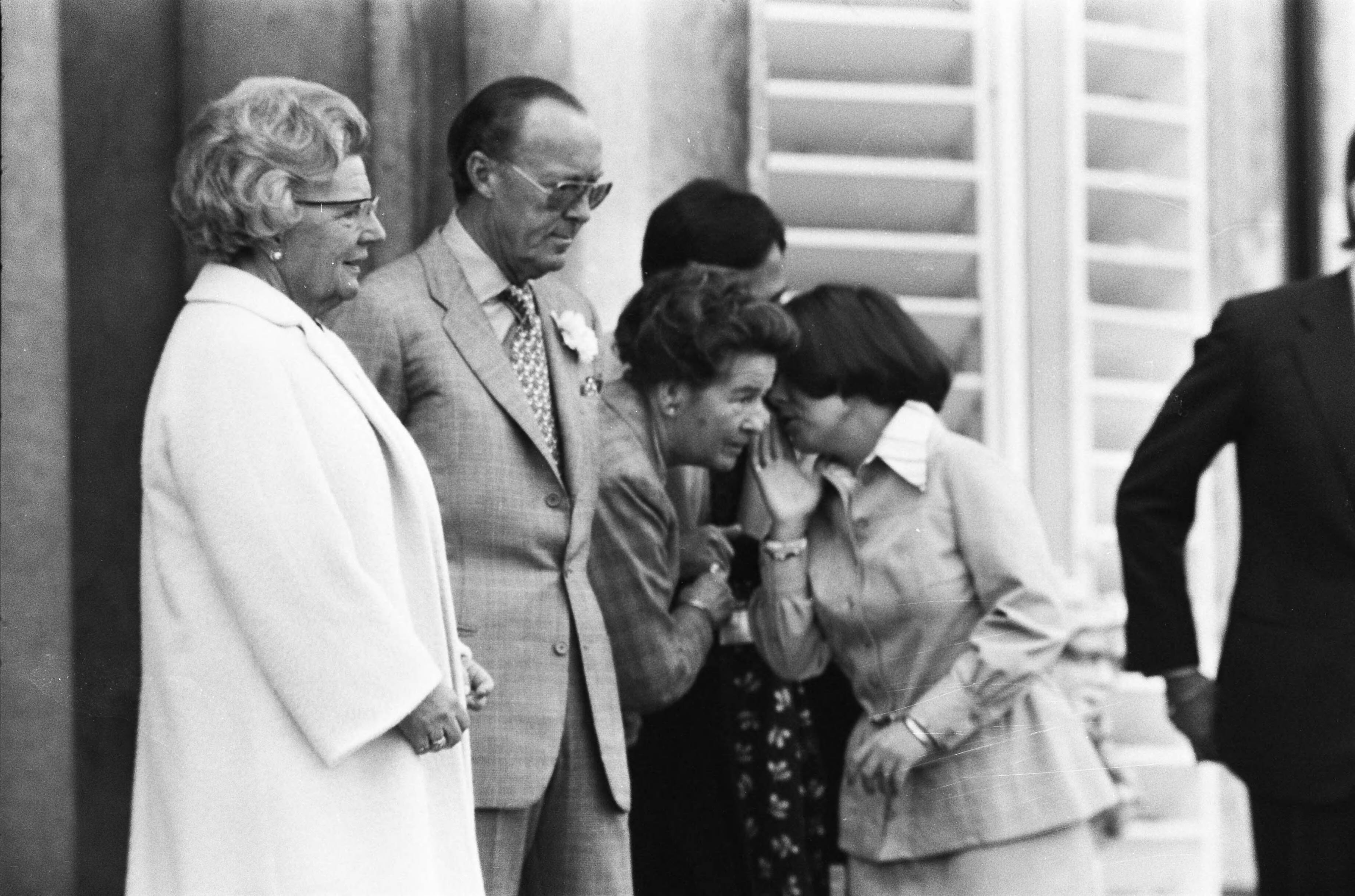 Defilé Paleis Soestdijk — Leden van de koninklijke familie op het bordes — Foto: Verhoeff, Bert / Anefo. Licentie: Set B: Rechtenvrij / Publiek Domein. Bron: Nationaal Archief. http://hdl.handle.net/10648/ac67b01a-d0b4-102d-bcf8-003048976d84