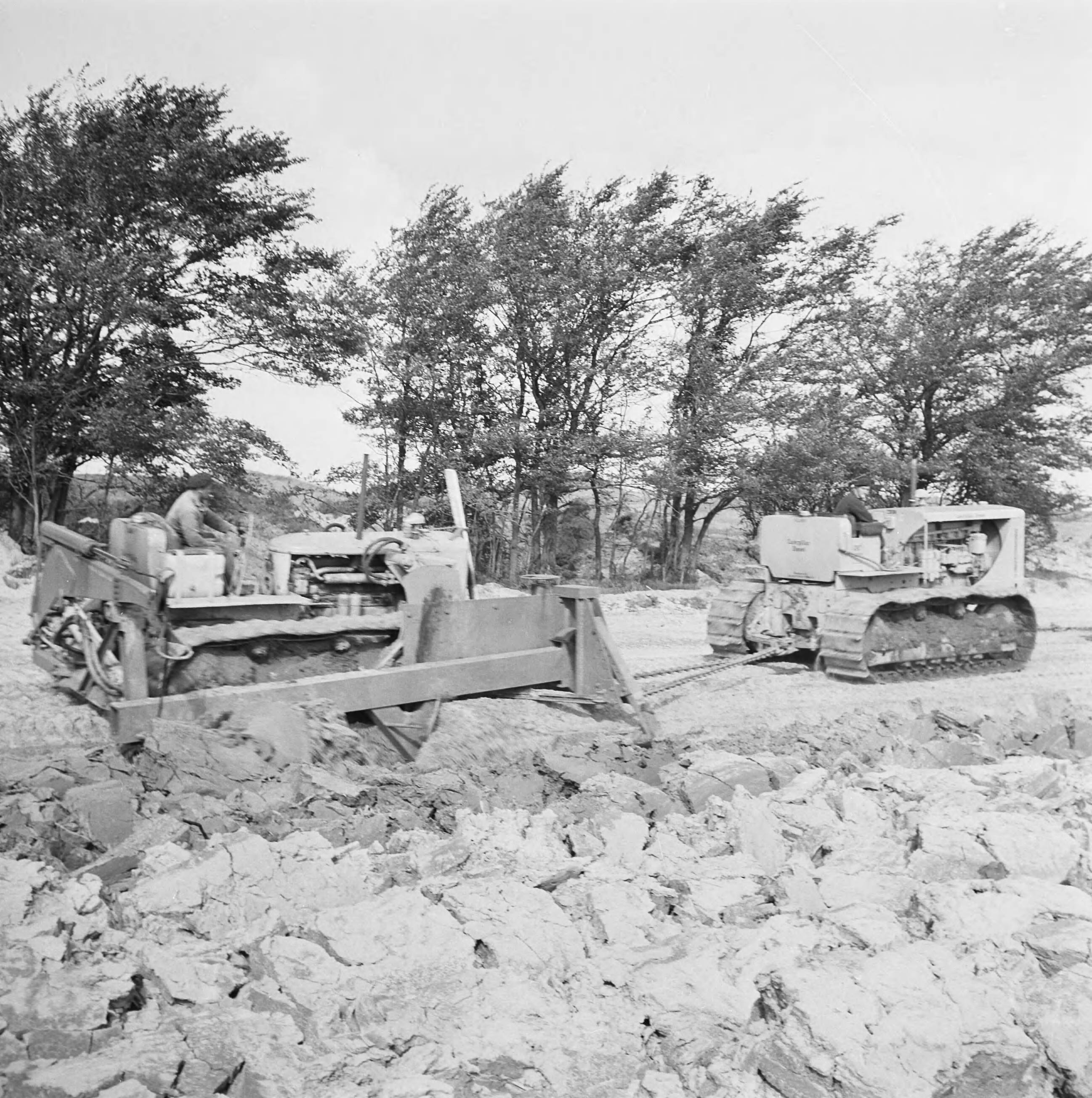 Fotocollectie Nederlandse Heidemaatschappij — Diepploegen acter de duinstrook (Vrouwenpolders - Walcheren). Aangebouwde diepploeg - Zij aanzicht in het werk — Foto: Fotograaf Onbekend / Heidemij. Licentie: Set B: Rechtenvrij / Publiek Domein. Bron: Nationaal Archief. http://hdl.handle.net/10648/ae5d6414-d0b4-102d-bcf8-003048976d84