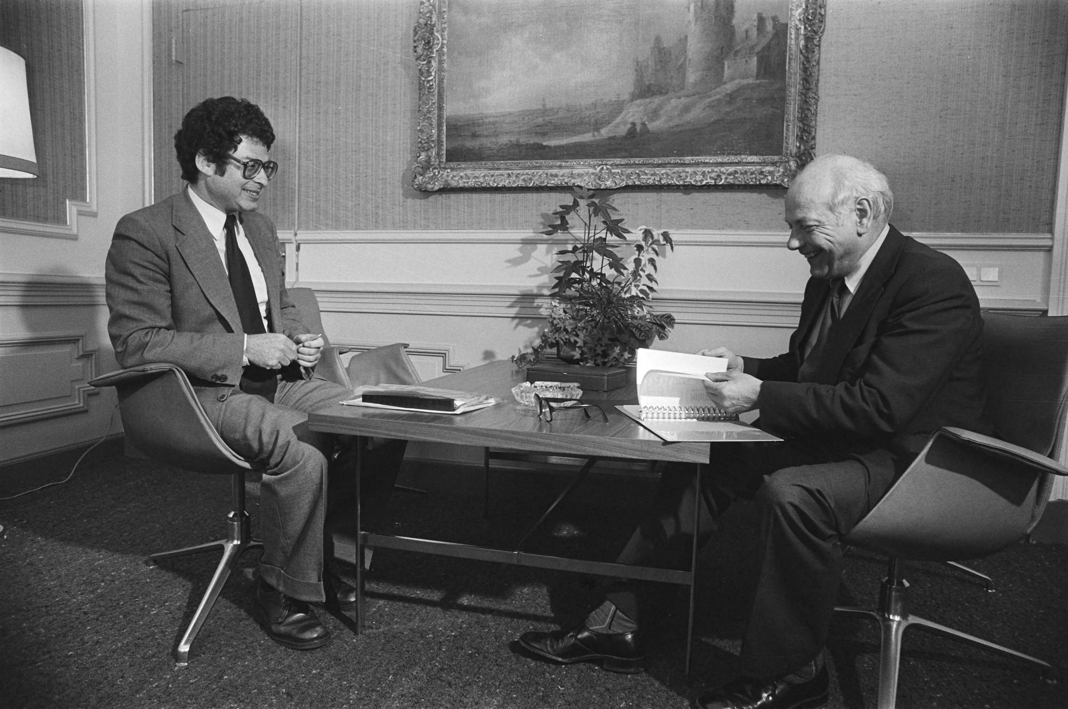Fotocollectie Anefo — Kabinetsformatie: formateur Den Uyl ontvangt waarnemend fractievoorzitter Van Thijn (PvdA) in Den Haag — Foto: Bogaerts, Rob / Anefo. Licentie: Set B: Rechtenvrij / Publiek Domein. Bron: Nationaal Archief. http://hdl.handle.net/10648/ac9d4482-d0b4-102d-bcf8-003048976d84