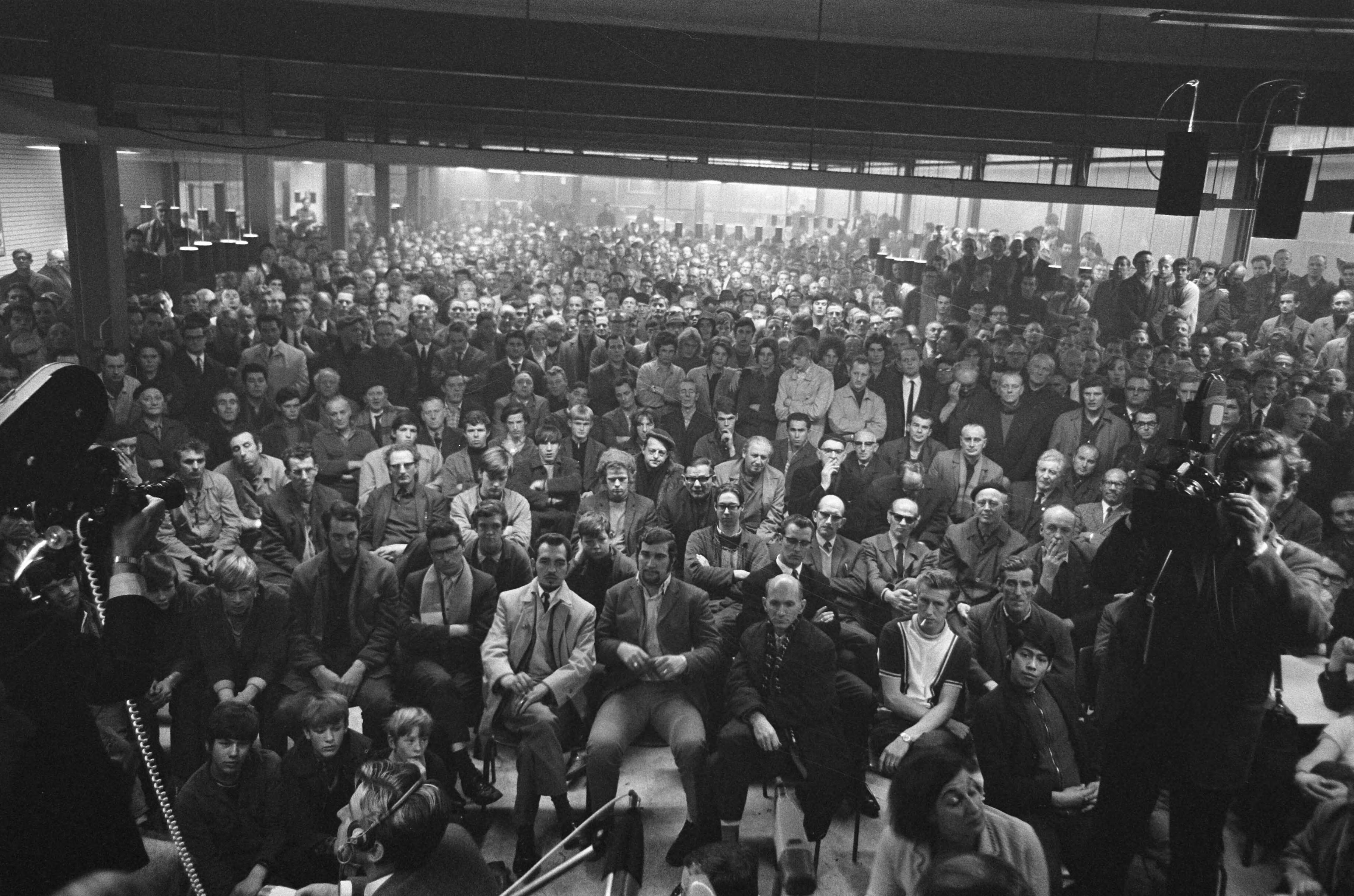 Fotocollectie Anefo — Staking bij Werkspoor Utrecht duurt voort. Overzicht vergadering — Foto: Evers, Joost / Anefo. Licentie: Set B: Rechtenvrij / Publiek Domein. Bron: Nationaal Archief. http://hdl.handle.net/10648/ab814f3a-d0b4-102d-bcf8-003048976d84