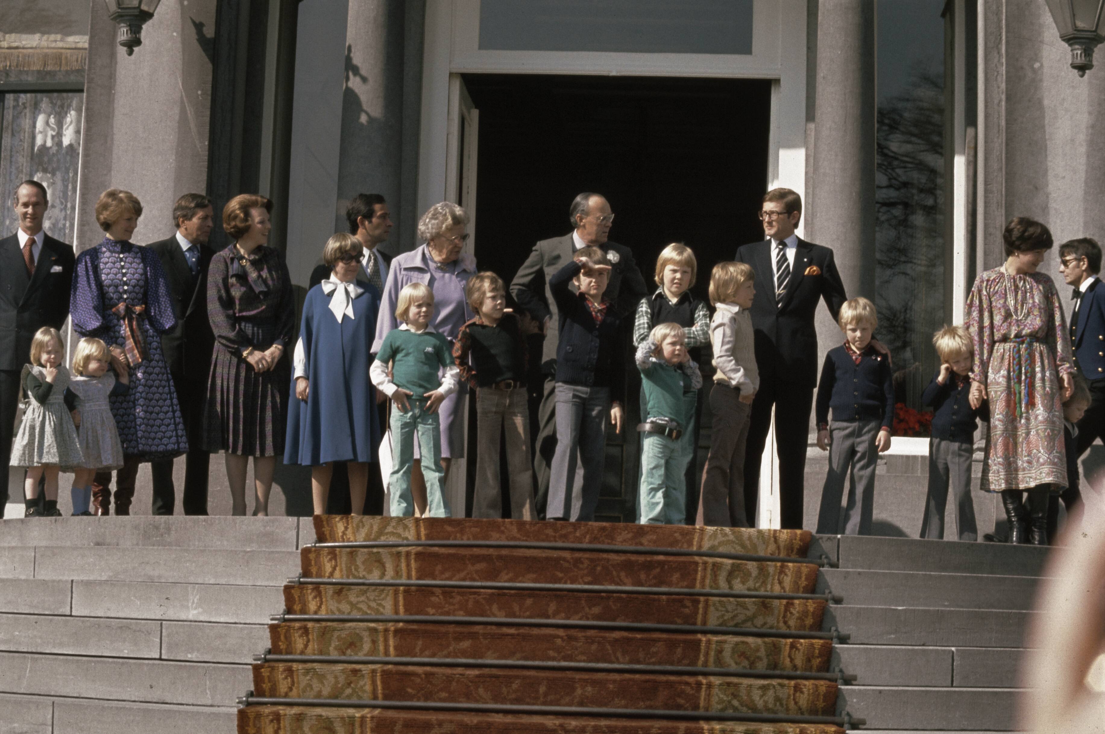 Koninginnedag 1977 — Koninginnedag 1977, defile Soestdijk; Koninklijke Familie op bordes — Foto: Peters, Hans / Anefo. Licentie: Set B: Rechtenvrij / Publiek Domein. Bron: Nationaal Archief. http://hdl.handle.net/10648/ad94452a-d0b4-102d-bcf8-003048976d84