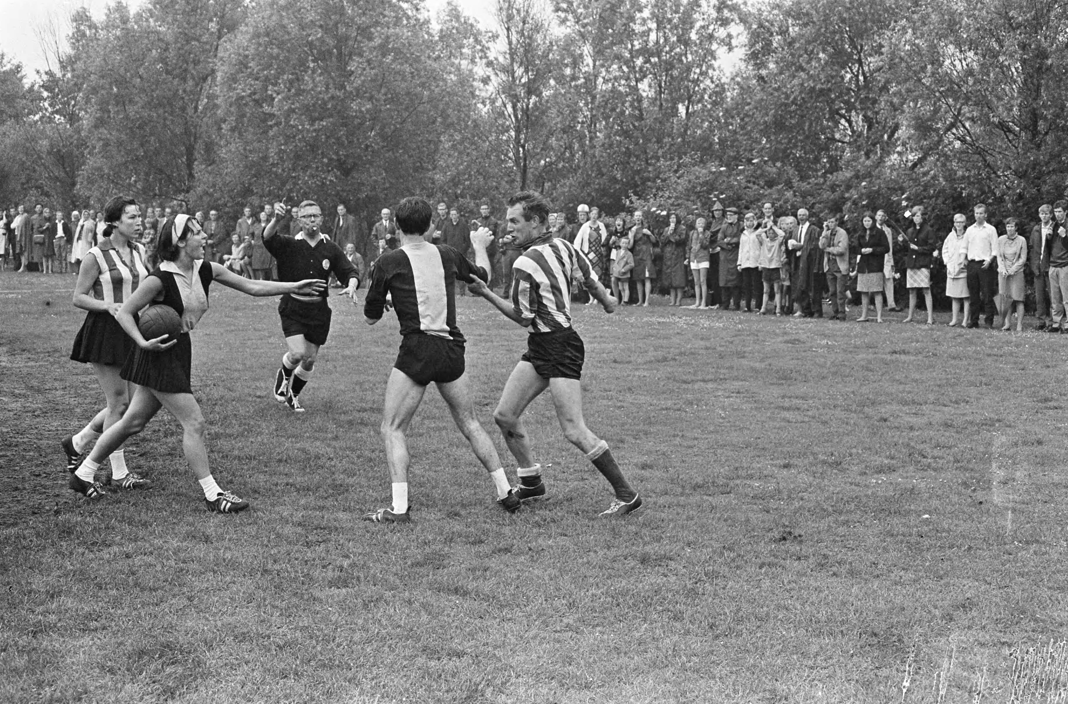 Fotocollectie Anefo — Korfbal. Roda Westzaan tegen ROHDA Amsterdam (4-5) , incident tijdens wedstrijd, rechts Roda WZ speler Joop Pastor, met naast hem Wim de Vries , midden scheidsrechter Arends — Foto: Nijs, Jac. de / Anefo. Licentie: Set B: Rechtenvrij / Publiek Domein. Bron: Nationaal Archief. http://hdl.handle.net/10648/aaee56da-d0b4-102d-bcf8-003048976d84