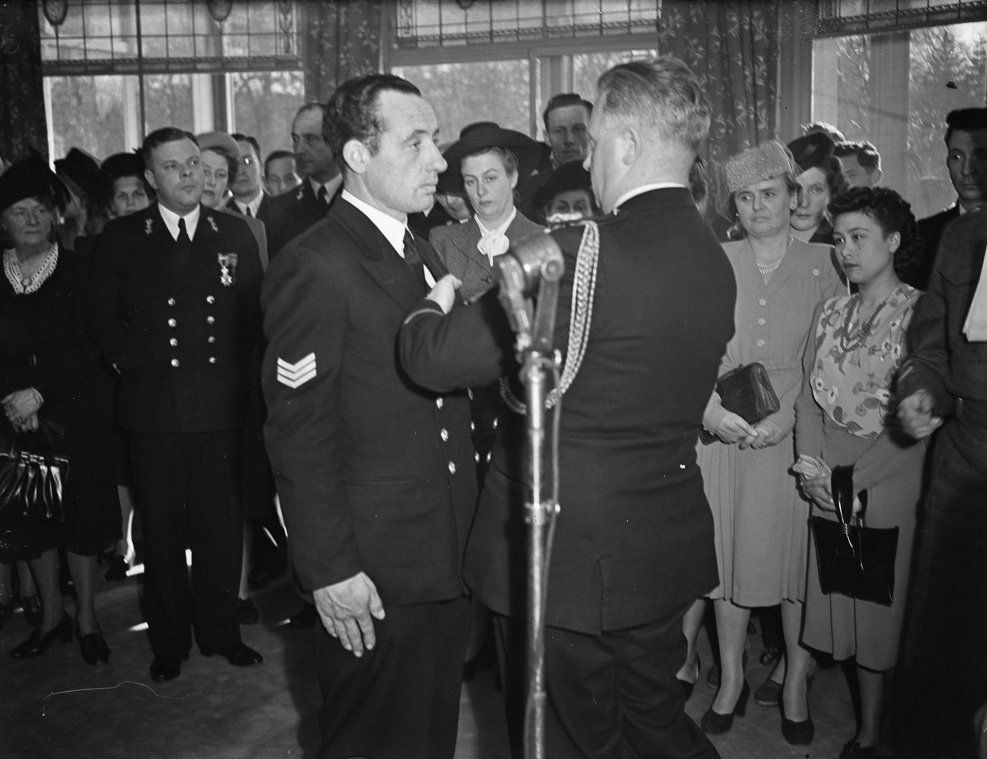 Fotocollectie Anefo — Decoraties uitgereikt in de Belgische ambassade te Den Haag — Foto: Noske, J.D. / Anefo. Licentie: Set B: Rechtenvrij / Publiek Domein. Bron: Nationaal Archief. http://hdl.handle.net/10648/a8b3c54e-d0b4-102d-bcf8-003048976d84