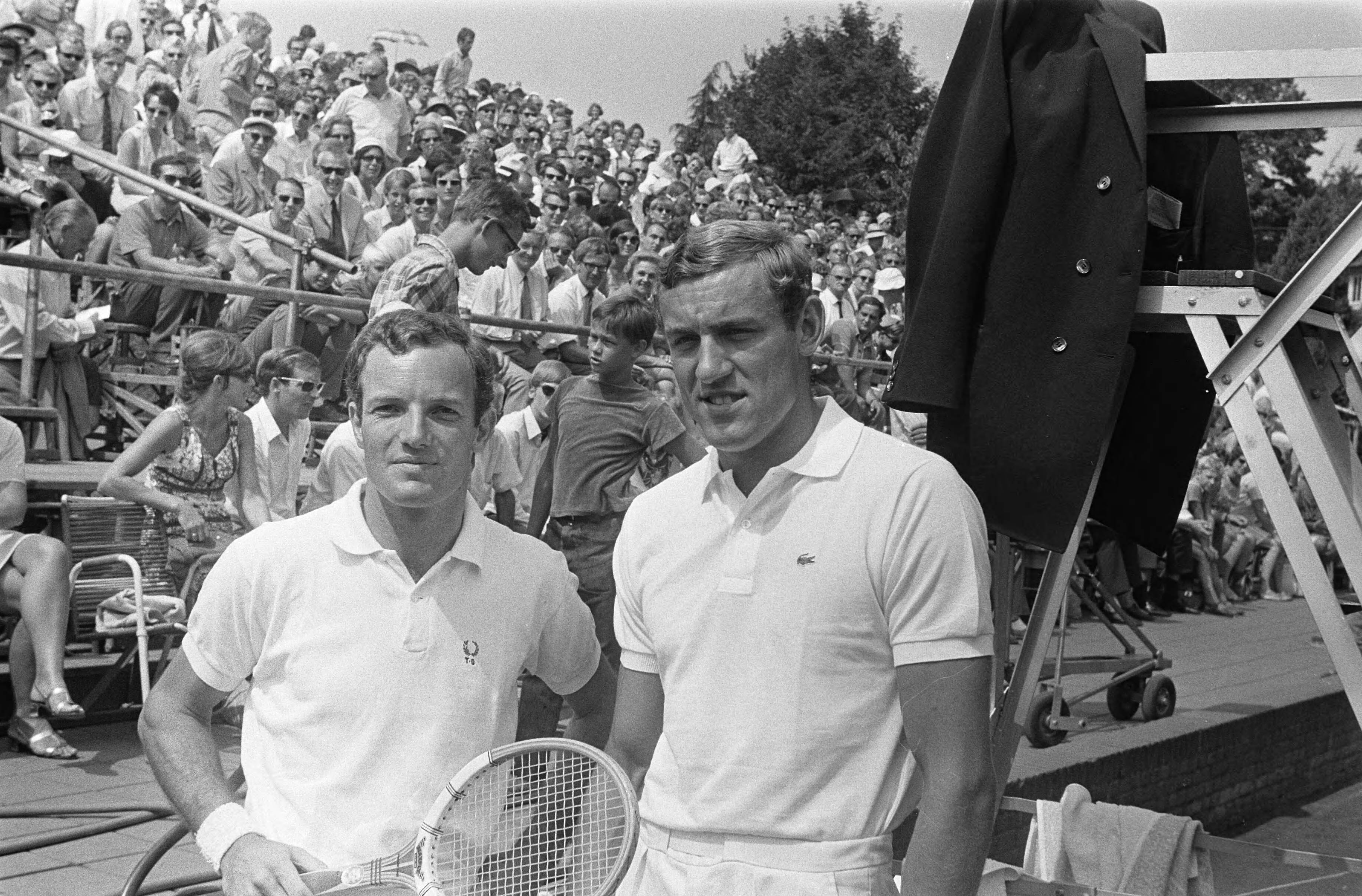 Open Nederlandse Tenniskampioenschappen 1969 in Hilversum — Tom Okker (l) en Vladimir Zednik (Tsjecho-Slowakije) — Foto: Fotograaf Onbekend / Anefo. Licentie: Set B: Rechtenvrij / Publiek Domein. Bron: Nationaal Archief. http://hdl.handle.net/10648/ab74fb36-d0b4-102d-bcf8-003048976d84
