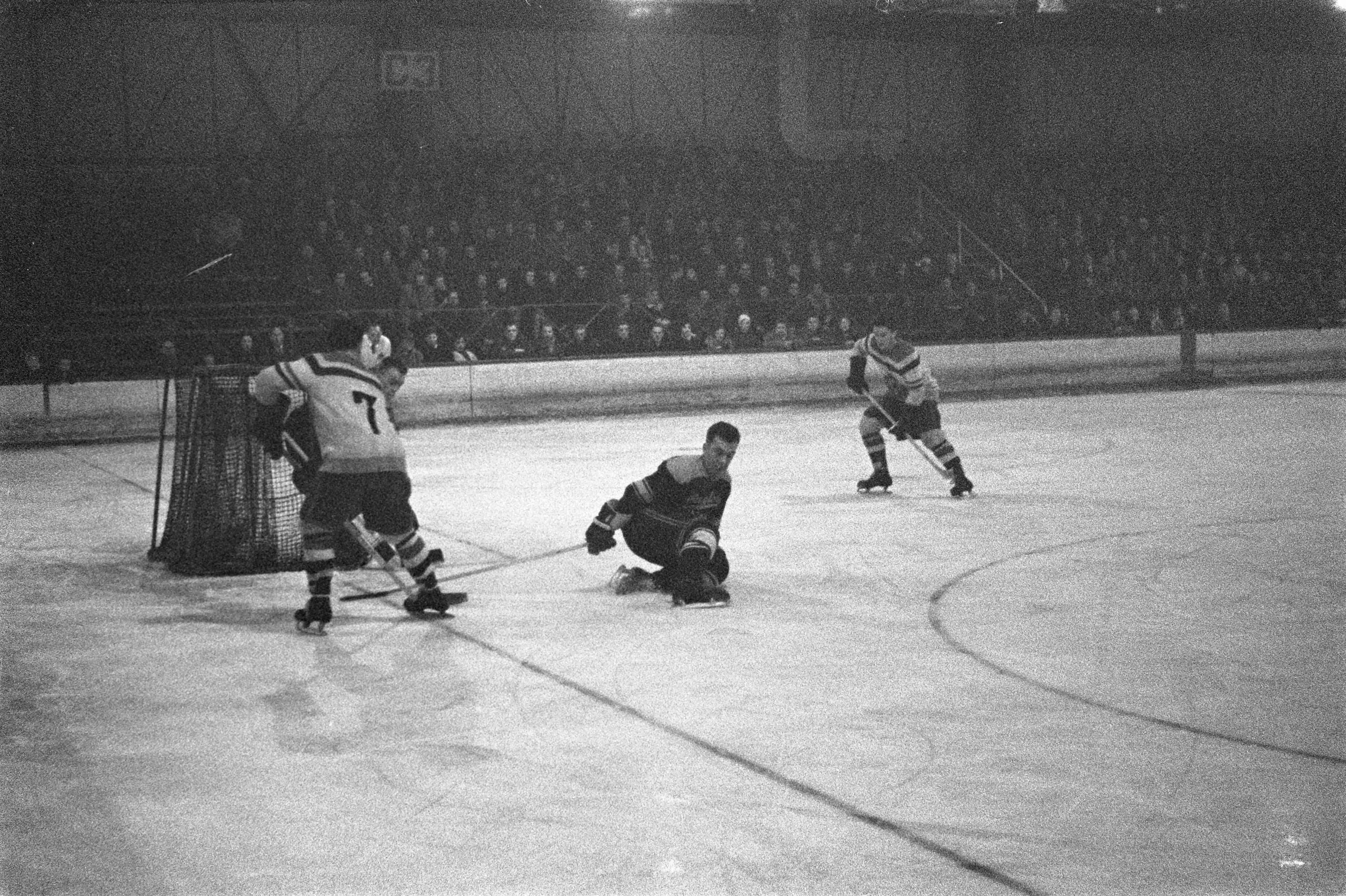 Fotocollectie Anefo — IJshockey. HIJS HOKIJK (HHIJC) Den Haag tegen een Canadees legerteam "Eagles" uit Frankrijk in Den Haag (8-8). Spelmoment — Foto: Pot, Harry / Anefo. Licentie: Set B: Rechtenvrij / Publiek Domein. Bron: Nationaal Archief. http://hdl.handle.net/10648/a9c60c1c-d0b4-102d-bcf8-003048976d84