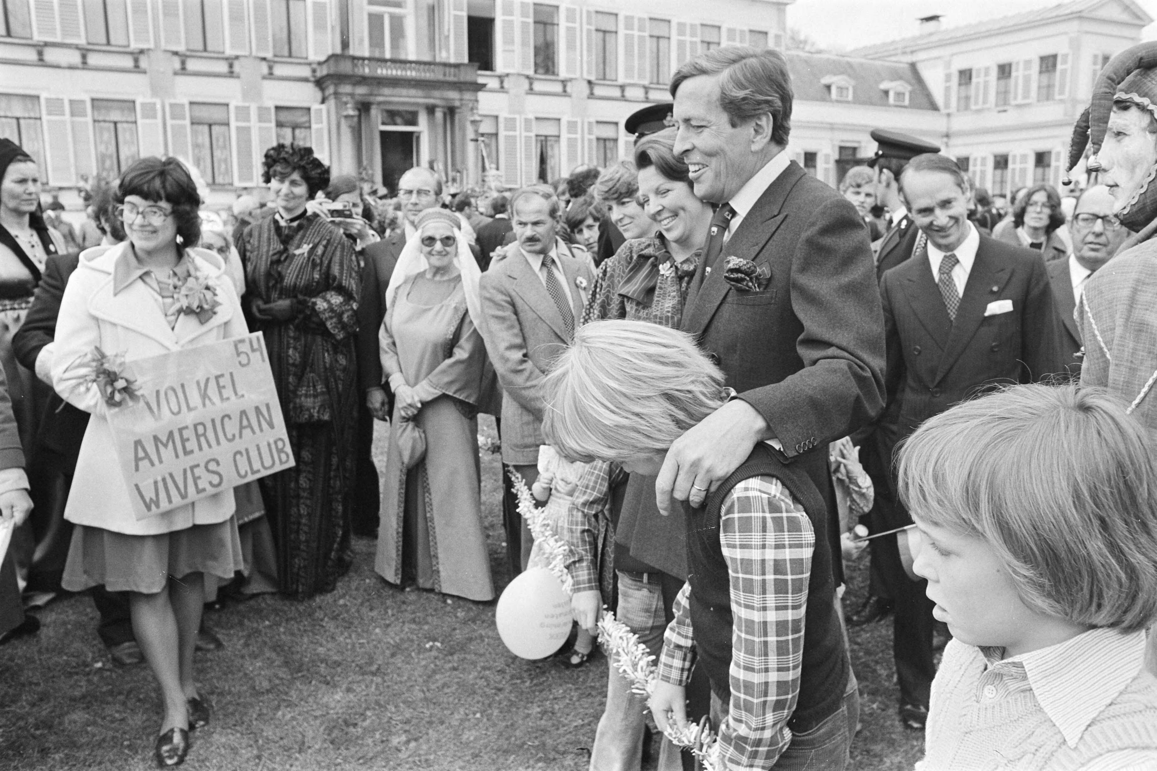 Koninginnedag 1977, defile Soestdijk — Defile Soestdijk; gebeuren in Paleistuin — Foto: Peters, Hans / Anefo. Licentie: Set B: Rechtenvrij / Publiek Domein. Bron: Nationaal Archief. http://hdl.handle.net/10648/ac9afbaa-d0b4-102d-bcf8-003048976d84