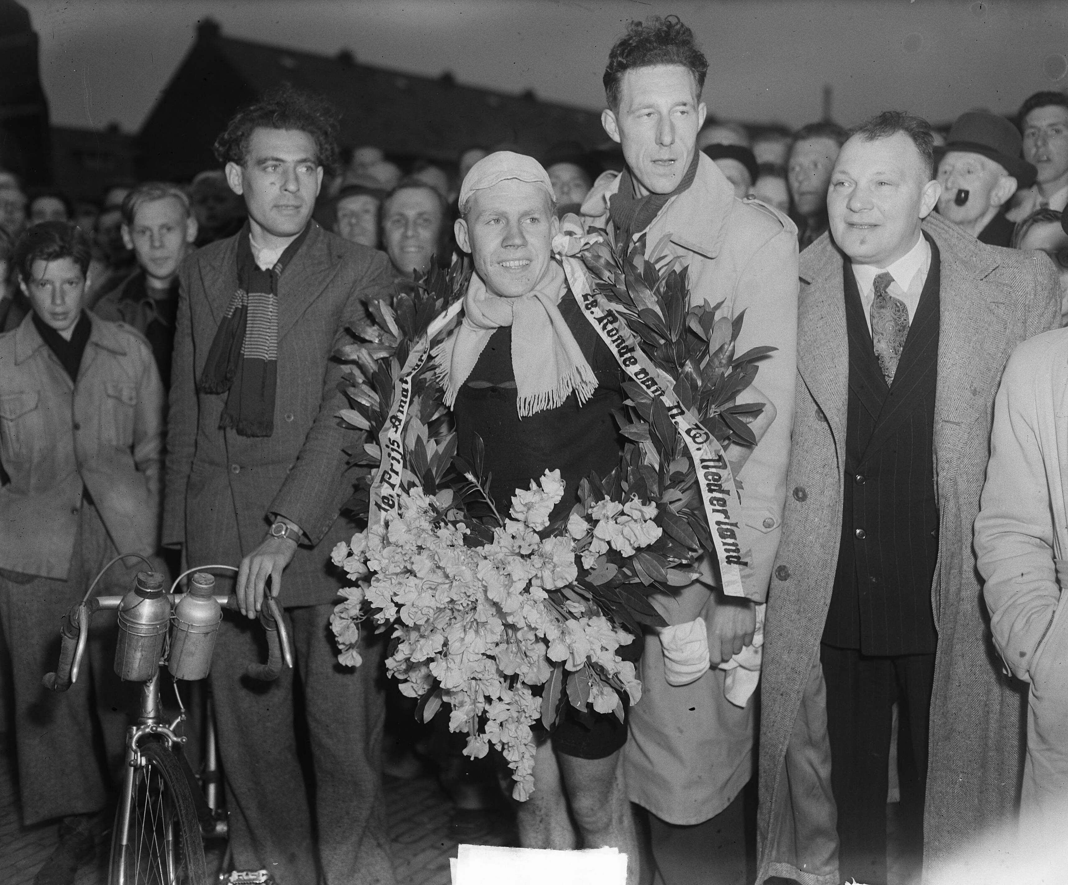 Fotocollectie Anefo — Ronde van Noord-West Nederland. Winnaar Jan Henning (Alkmaar) — Foto: Winterbergen, Rolf / Anefo. Licentie: Set B: Rechtenvrij / Publiek Domein. Bron: Nationaal Archief. http://hdl.handle.net/10648/a8d8bb2e-d0b4-102d-bcf8-003048976d84