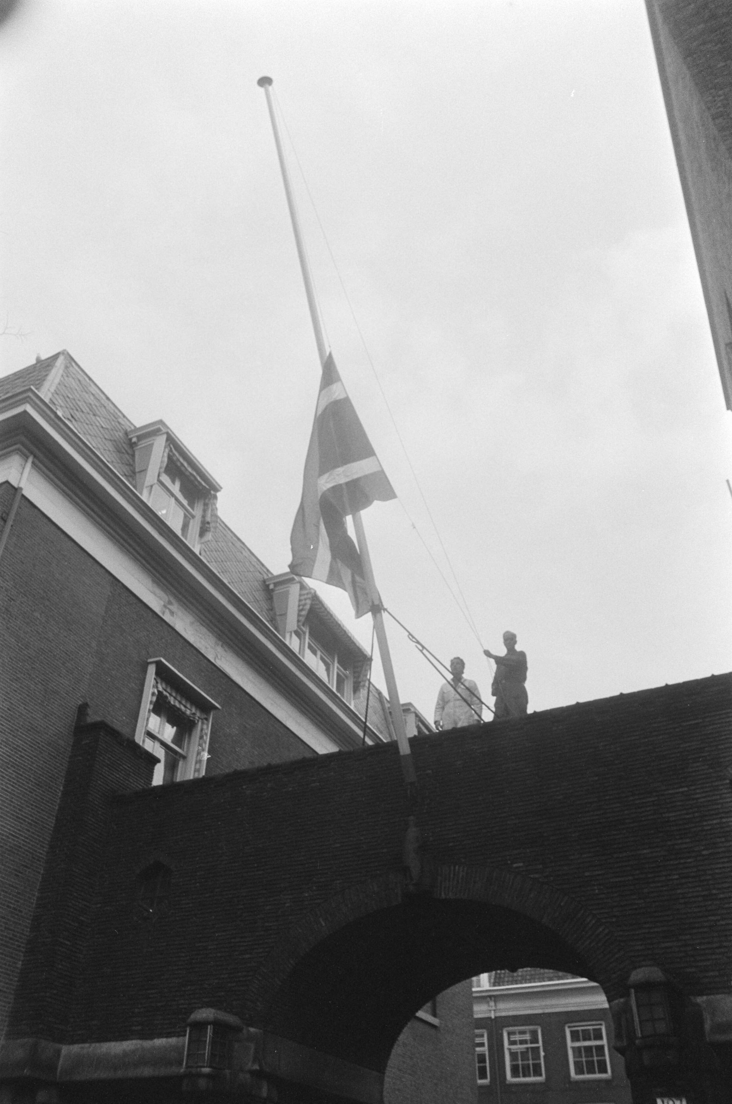 Fotocollectie Anefo — Surinaamse vlag gehesen bij Ambassade Suriname in Den Haag ; hijsen van de vlag — Foto: Mieremet, Rob / Anefo. Licentie: Set B: Rechtenvrij / Publiek Domein. Bron: Nationaal Archief. http://hdl.handle.net/10648/ac77d3d2-d0b4-102d-bcf8-003048976d84