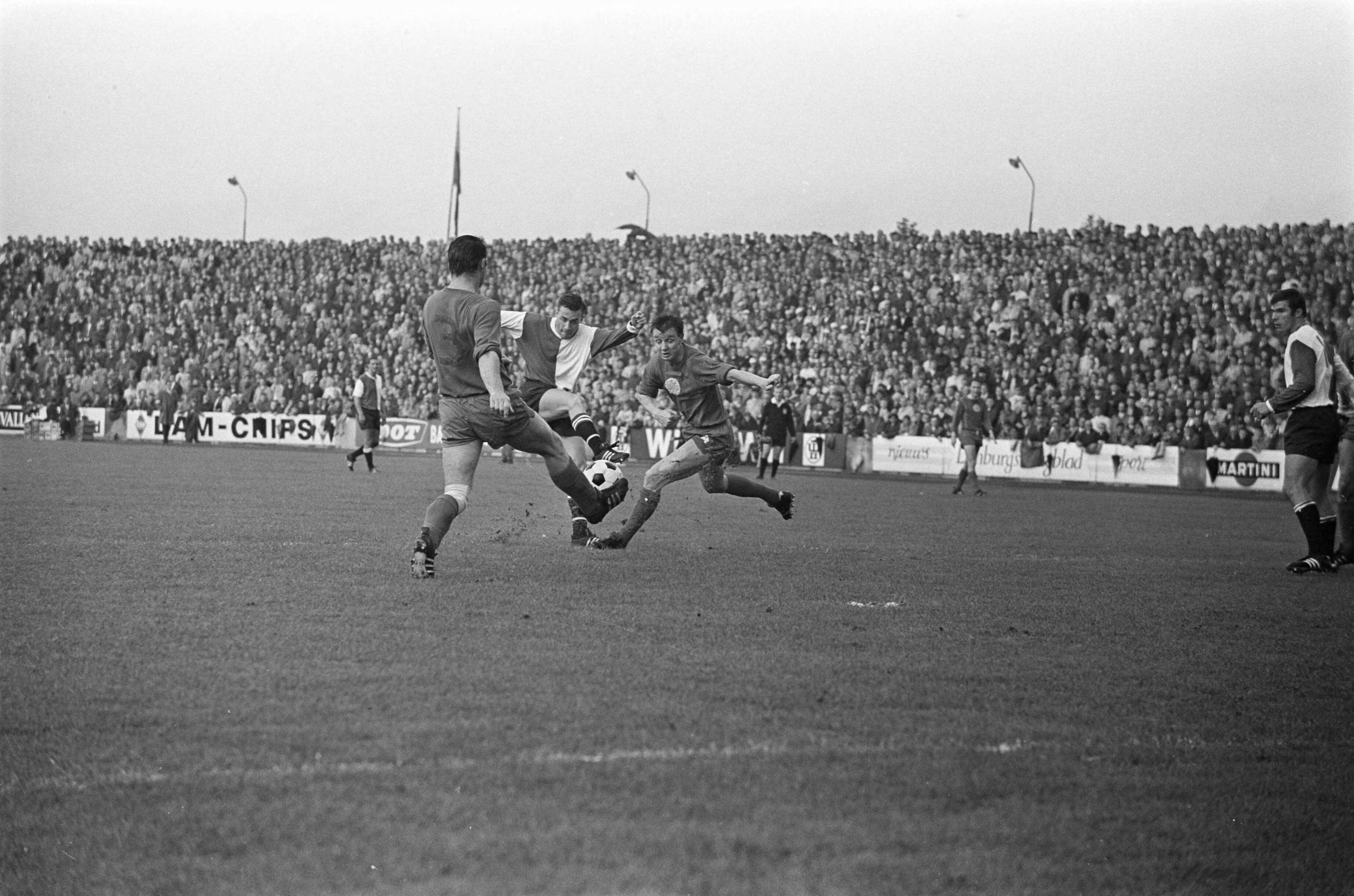 MVV-Feijenoord 2-3 — Spelmoment; op de achtergrond scheidsrechter Van Raven — Foto: Fotograaf Onbekend / Anefo. Licentie: Set B: Rechtenvrij / Publiek Domein. Bron: Nationaal Archief. http://hdl.handle.net/10648/ab4a8ef0-d0b4-102d-bcf8-003048976d84