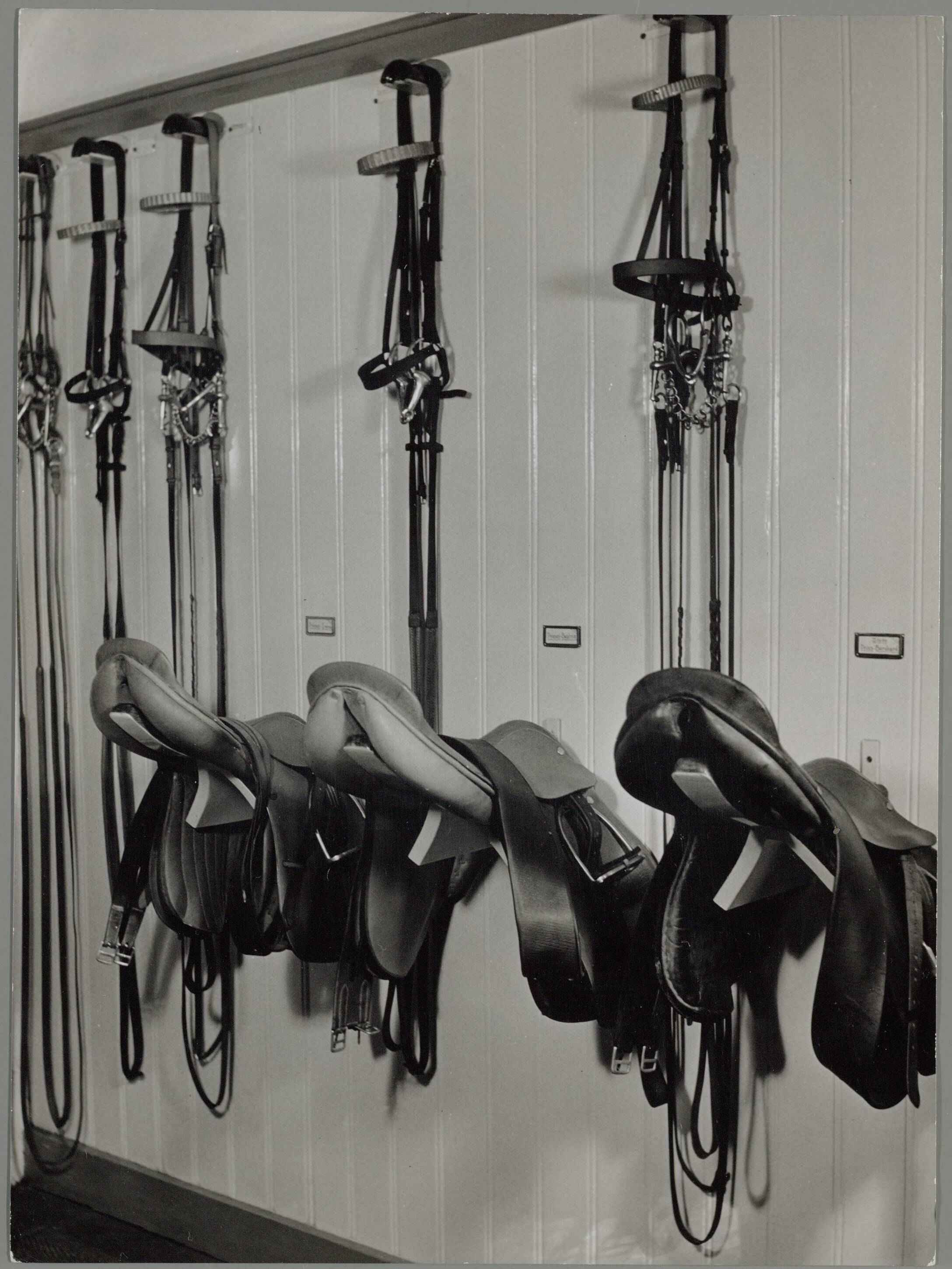 Fotocollectie RVD / Koninklijk Huis — Stal Soestdijk. Tuigkamer — Foto: Jonker, Henk / Particam Pictures / RVD. Licentie: Set B: Rechtenvrij / Publiek Domein. Bron: Nationaal Archief. http://hdl.handle.net/10648/afa9f472-d0b4-102d-bcf8-003048976d84