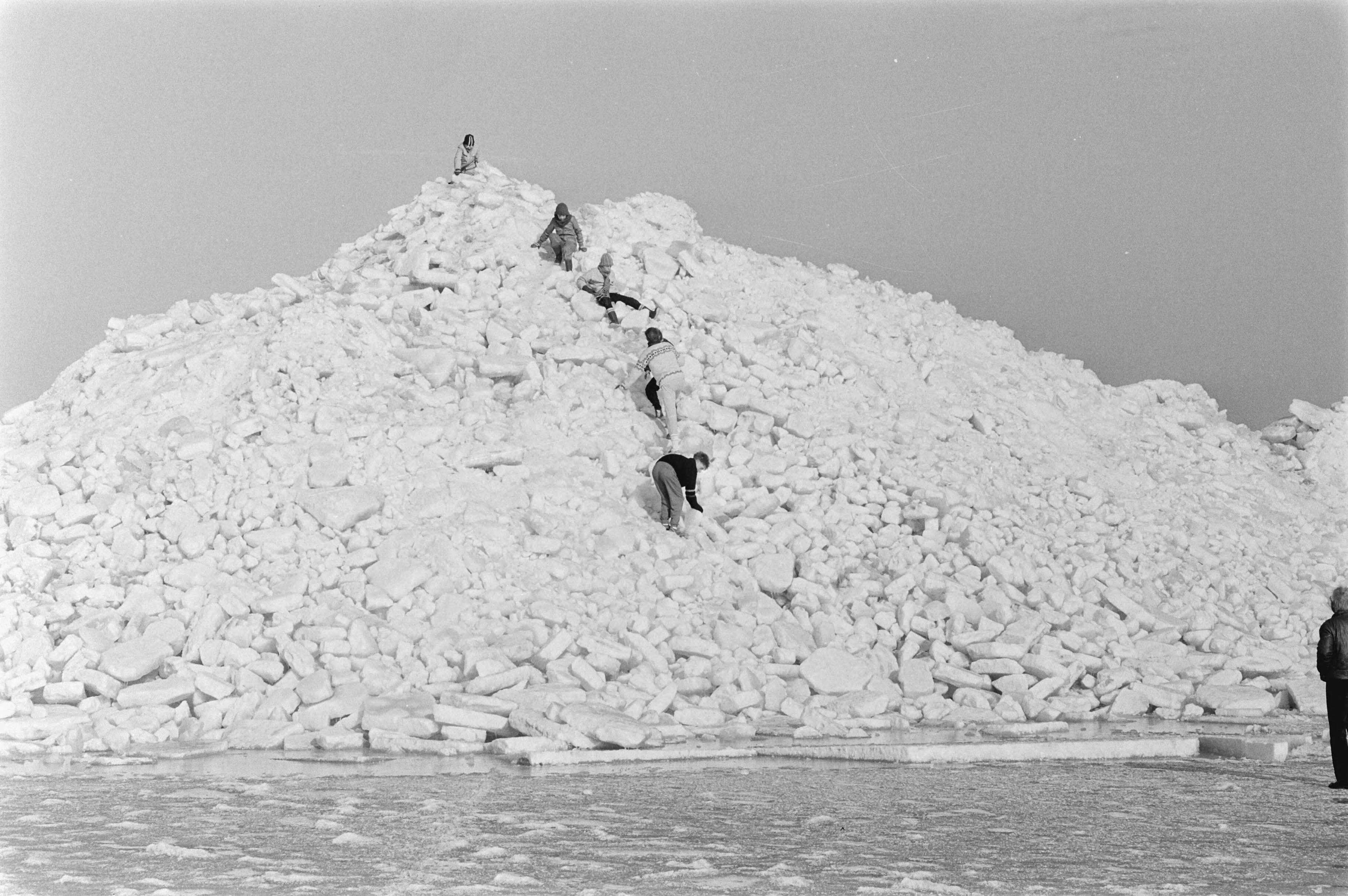 Fotocollectie Anefo — Kruiend ijs bij vuurtoren en dijk van Marken; een berg krui-ijs, leuk voor de kinderen — Foto: Croes, Rob C. / Anefo. Licentie: Set B: Rechtenvrij / Publiek Domein. Bron: Nationaal Archief. http://hdl.handle.net/10648/ad434210-d0b4-102d-bcf8-003048976d84