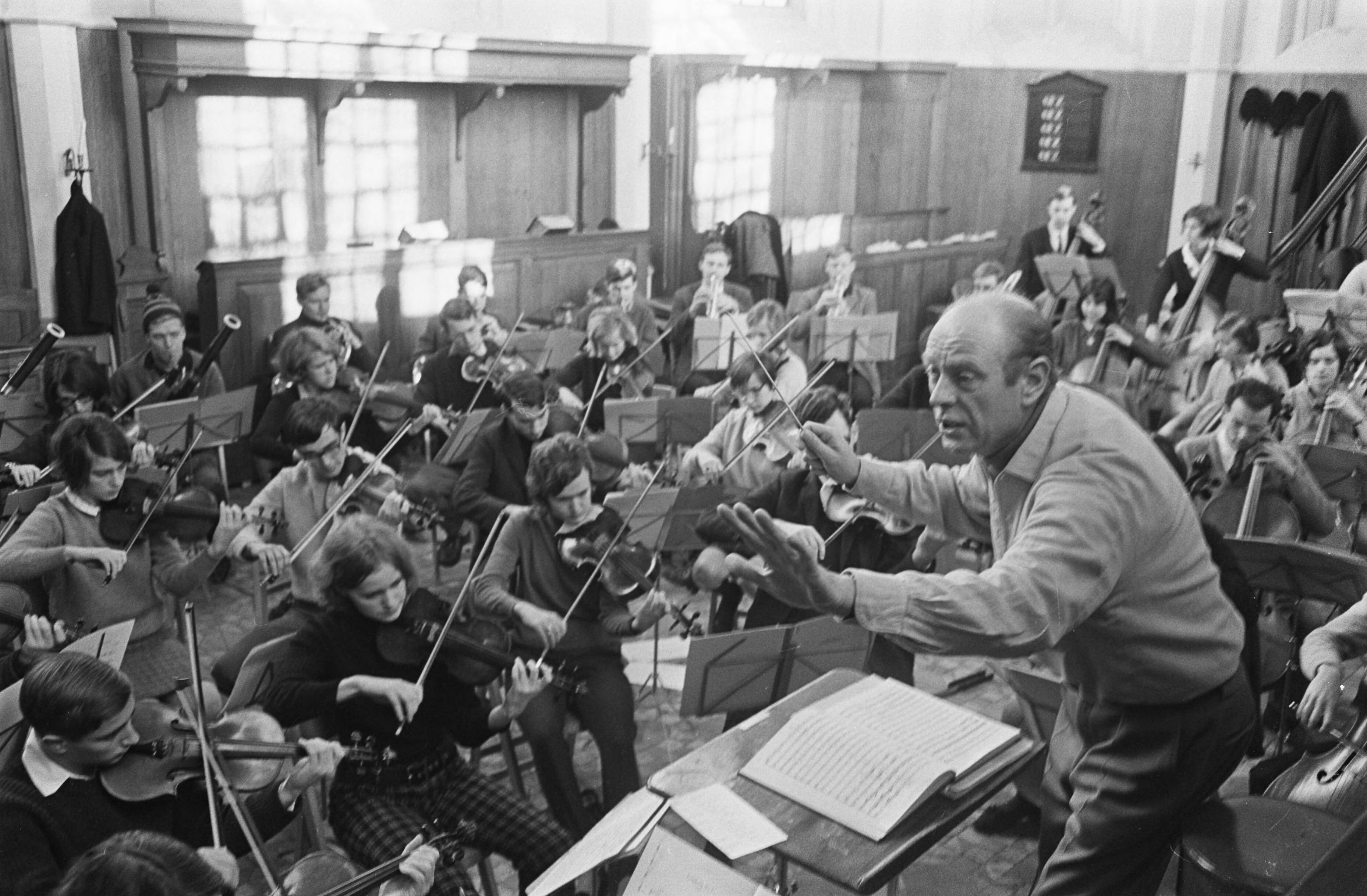 Fotocollectie Anefo — Studenten Orkest oefent in kerk van Bergen. Dirigent Jan Brussen tijdens repetitie — Foto: Koch, Eric / Anefo. Licentie: Set B: Rechtenvrij / Publiek Domein. Bron: Nationaal Archief. http://hdl.handle.net/10648/ab31d3a6-d0b4-102d-bcf8-003048976d84