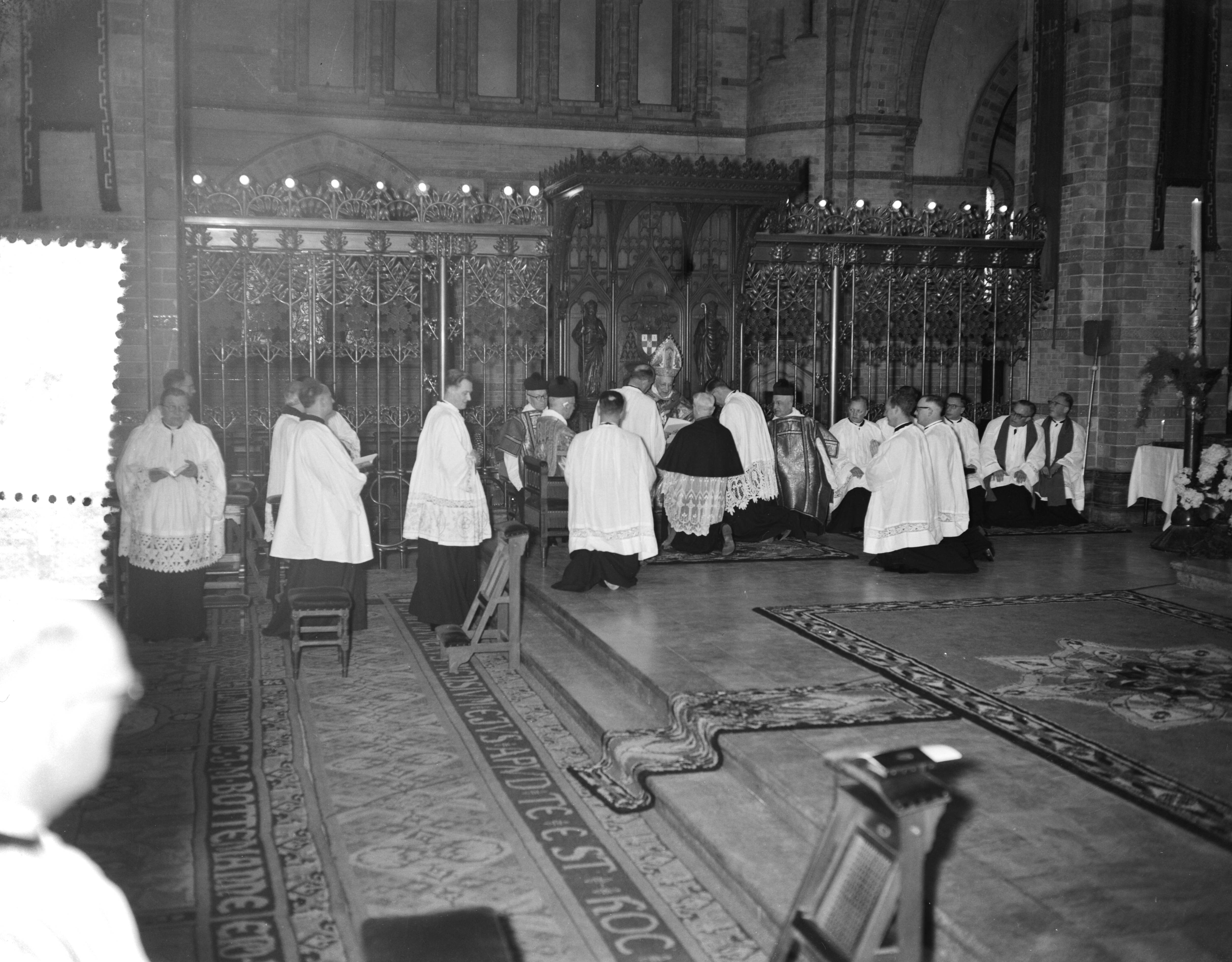 Fotocollectie Anefo — Priesters van het Rotterdams diocees nemen afscheid van de bisschop van Haarlem, mgr. J.P. Huibers — Foto: Rossem, Wim van / Anefo. Licentie: Set B: Rechtenvrij / Publiek Domein. Bron: Nationaal Archief. http://hdl.handle.net/10648/a9469c2a-d0b4-102d-bcf8-003048976d84
