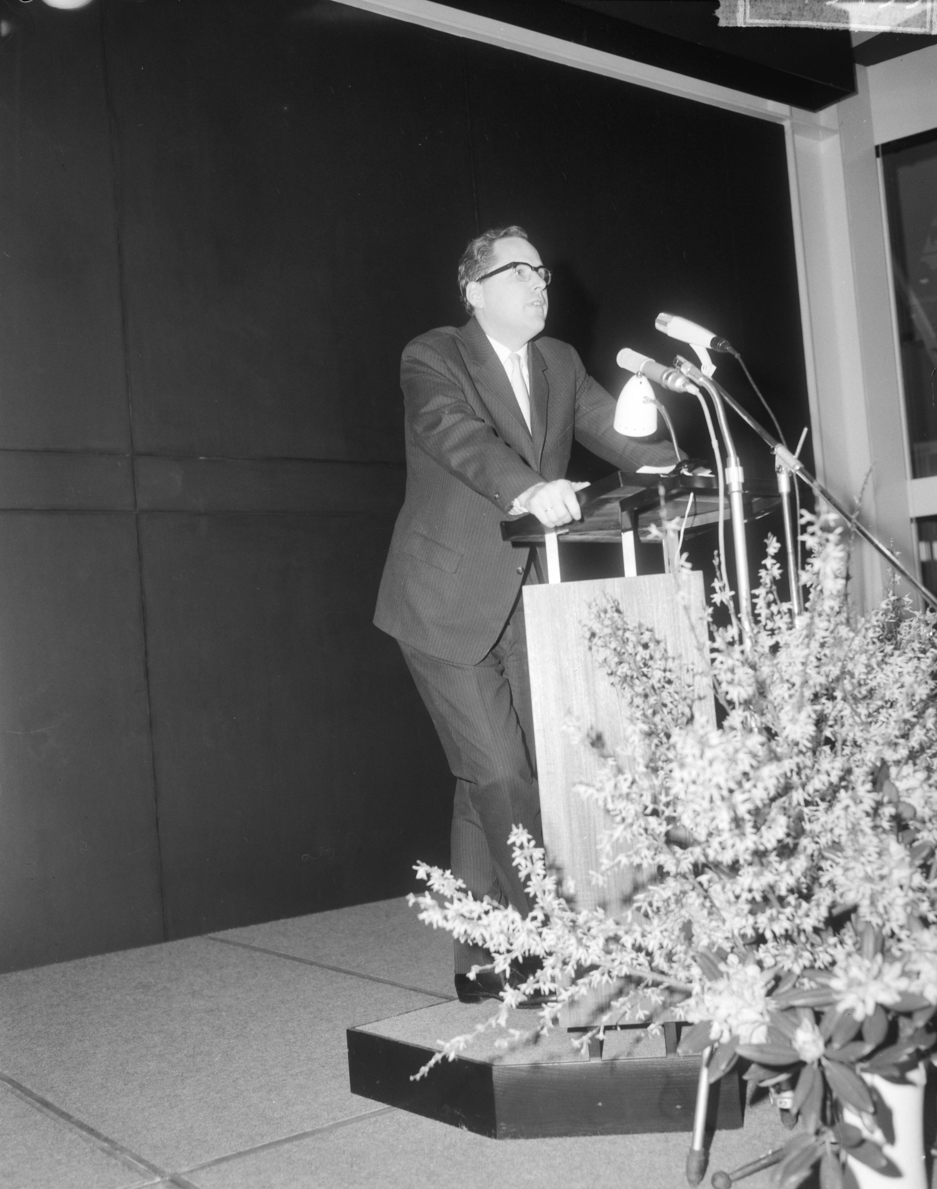 Fotocollectie Anefo — Minister van Economische Zaken dr. J.E. Andriessen heeft te Utrecht de 49e Voorjaarsbeurs geopend, minister Andriessen tijdens rede — Foto: Bilsen, Joop van / Anefo. Licentie: Set B: Rechtenvrij / Publiek Domein. Bron: Nationaal Archief. http://hdl.handle.net/10648/aa977f86-d0b4-102d-bcf8-003048976d84
