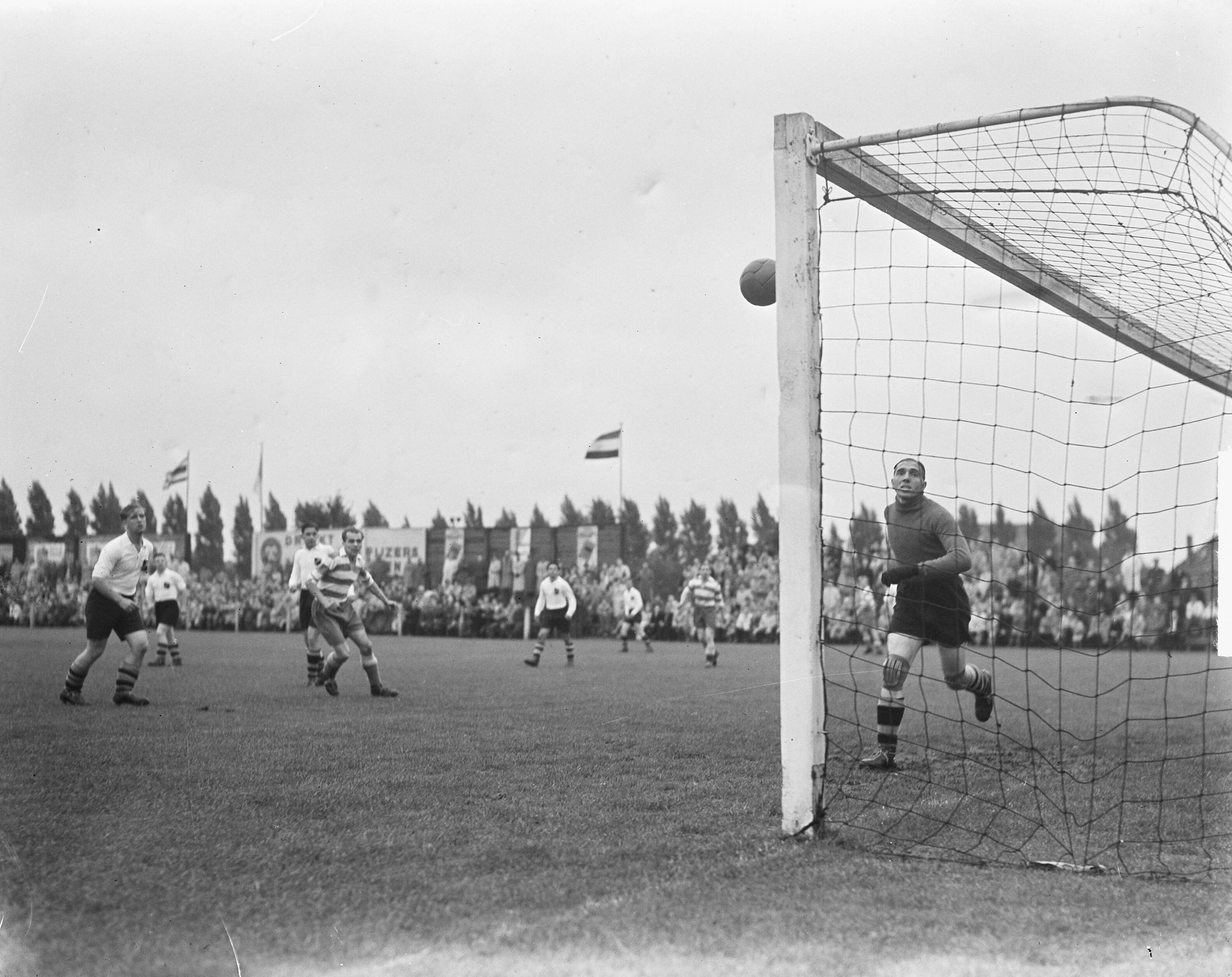 Fotocollectie Anefo — Voetbal. NAC tegen Xerxes 3-2. Spelmoment — Foto: Noske, J.D. / Anefo. Licentie: Set B: Rechtenvrij / Publiek Domein. Bron: Nationaal Archief. http://hdl.handle.net/10648/a8df9ff2-d0b4-102d-bcf8-003048976d84