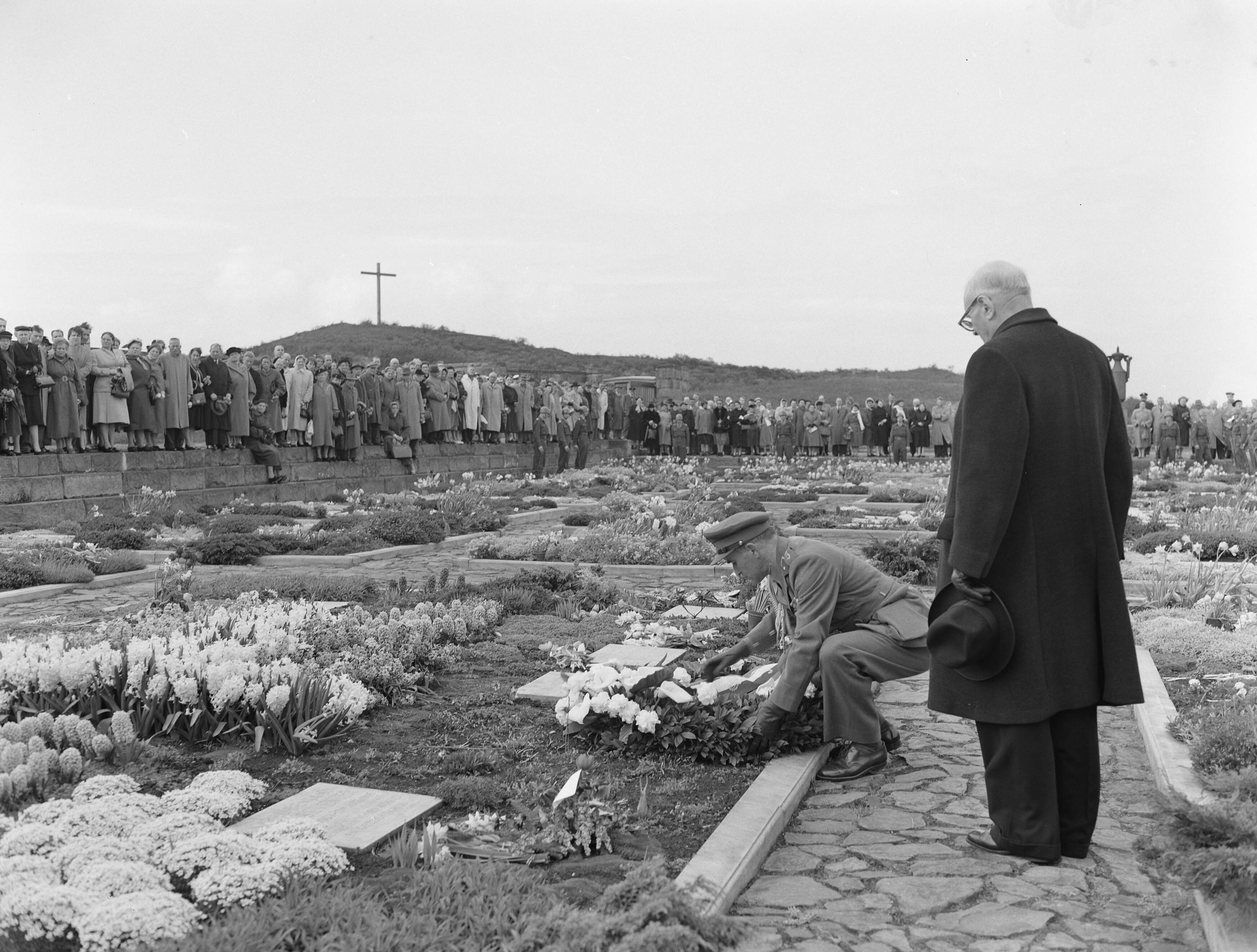 Fotocollectie Anefo — Herdenking op de erebegraafplaats Overveen — Foto: Pot, Harry / Anefo. Licentie: Set B: Rechtenvrij / Publiek Domein. Bron: Nationaal Archief. http://hdl.handle.net/10648/a935037a-d0b4-102d-bcf8-003048976d84