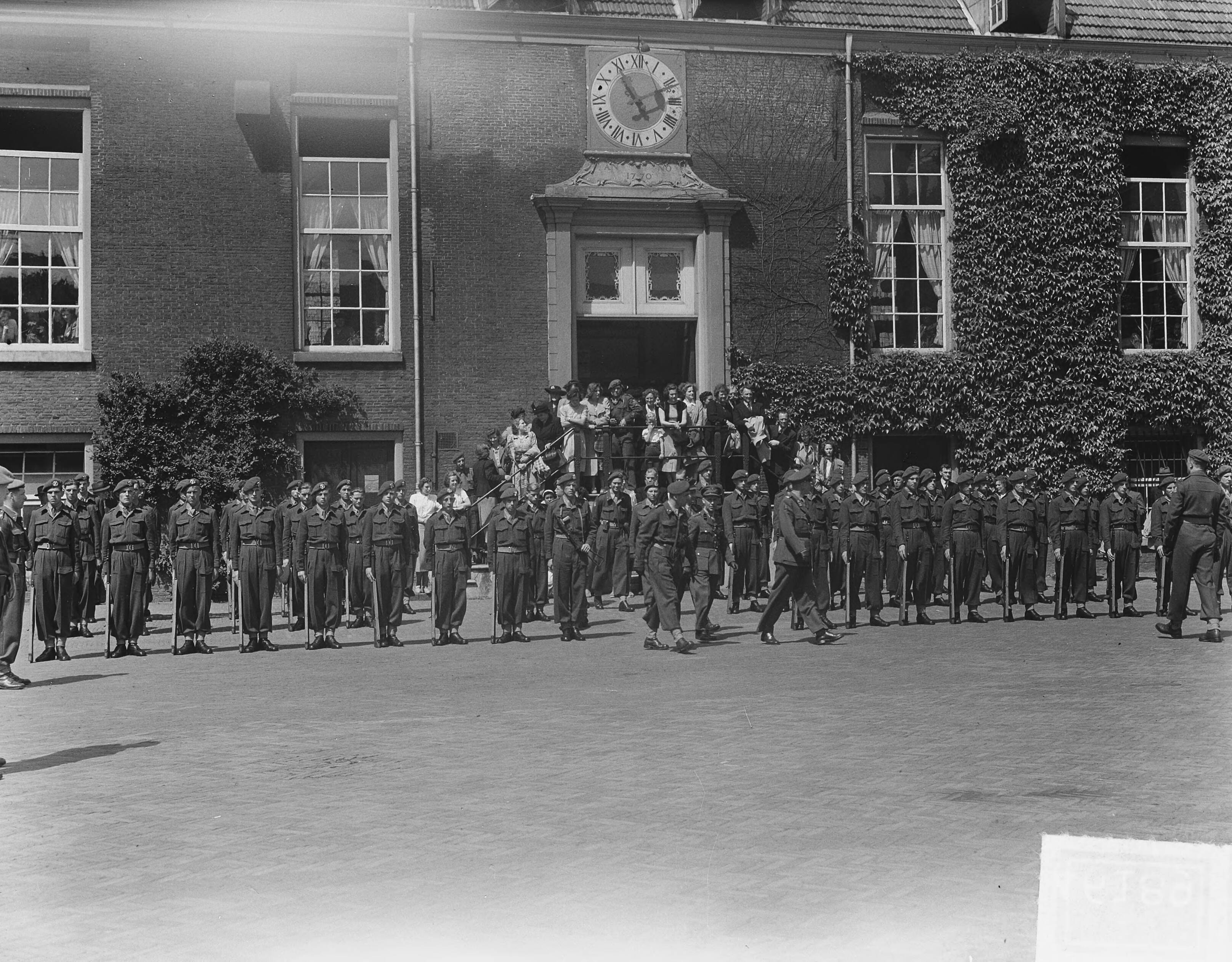 Inspectie en defilé te Haarlem t.g.v. afscheid Luchtdoelafdeling — Inspectie en defilé te Haarlem t.g.v. afscheid van het regiment lichte luchtdoelartillerie "Betuwe". Inspectie door de gewestelijk commandant Noord-Holland, luitenant-generaal D.C. Buurman van Vreeden — Foto: Vogel, Carel L. de / Anefo. Licentie: Set B: Rechtenvrij / Publiek Domein. Bron: Nationaal Archief. http://hdl.handle.net/10648/a8eb89c0-d0b4-102d-bcf8-003048976d84