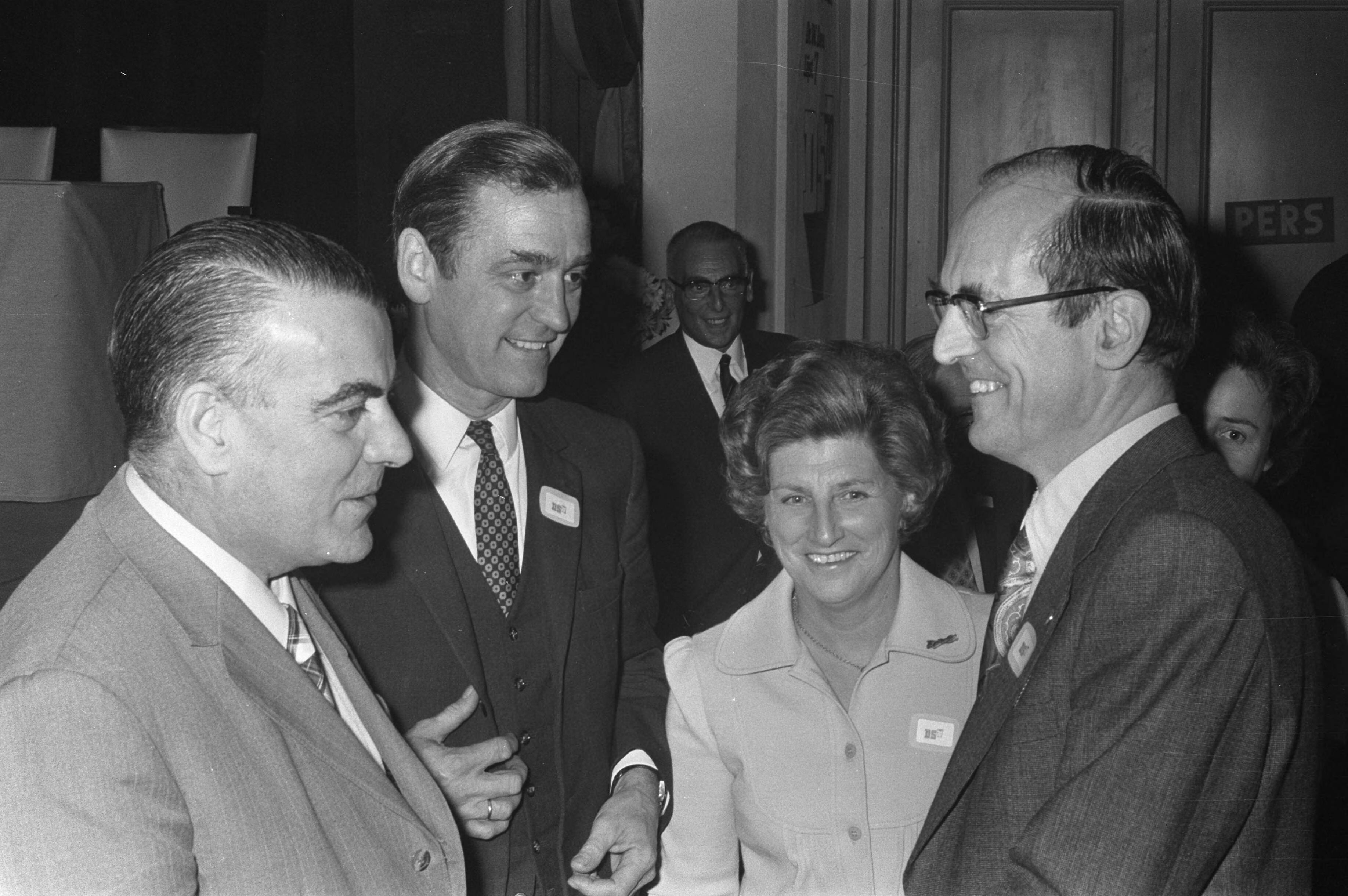 Fotocollectie Anefo — DS70-congres in Zeist, v.l.n.r. fractieleider Berger, ex-minister De Brauw , ex-staatssecretaris Van Veenendaal en ex-minister Drees jr. / — Foto: Verhoeff, Bert / Anefo. Licentie: Set B: Rechtenvrij / Publiek Domein. Bron: Nationaal Archief. http://hdl.handle.net/10648/abf951ce-d0b4-102d-bcf8-003048976d84