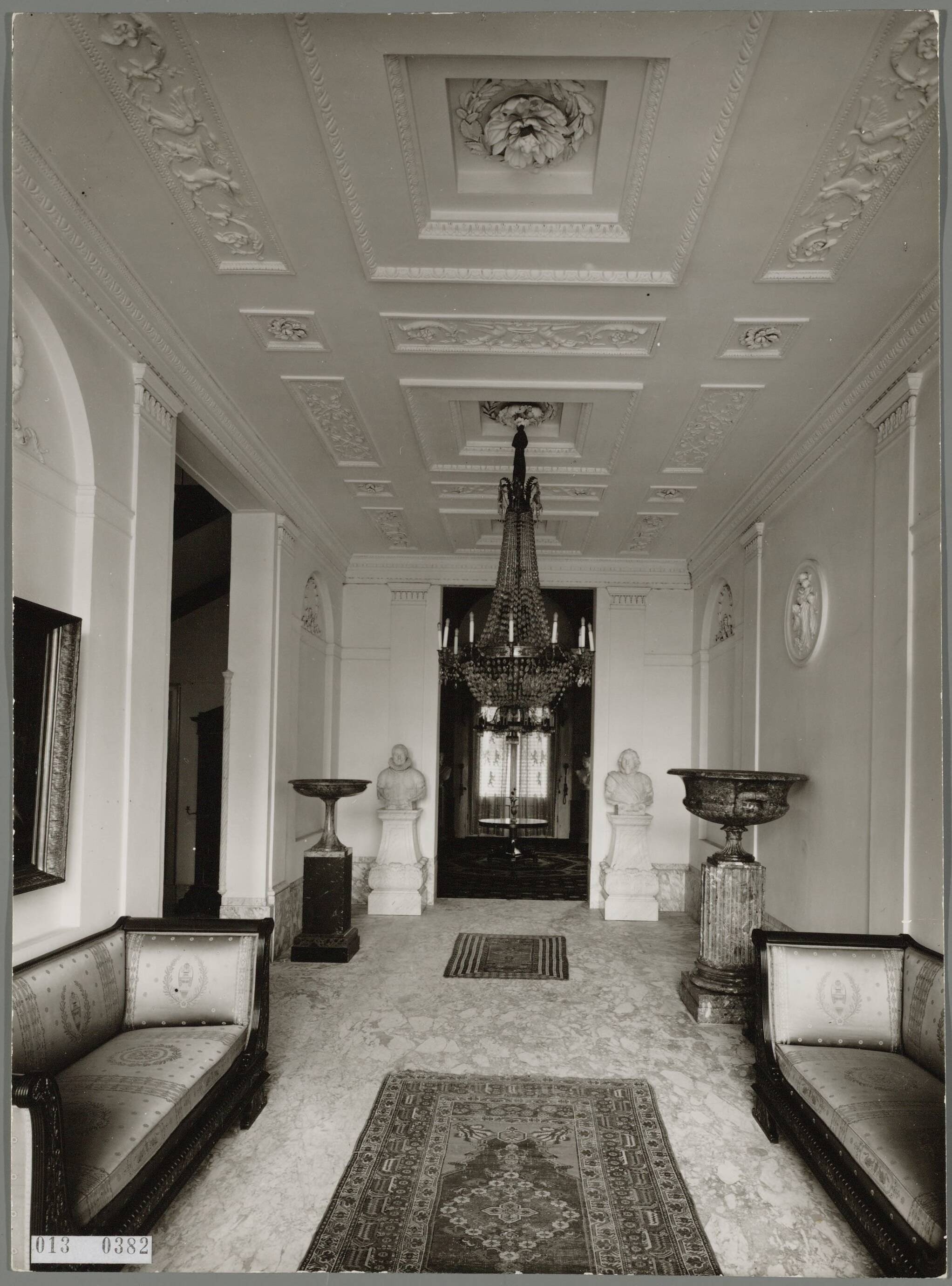 Paleis Soestdijk — Vestibule hoofdgebouw — Foto: Onbekend / RVD. Licentie: Set B: Rechtenvrij / Publiek Domein. Bron: Nationaal Archief. http://hdl.handle.net/10648/afa858a6-d0b4-102d-bcf8-003048976d84