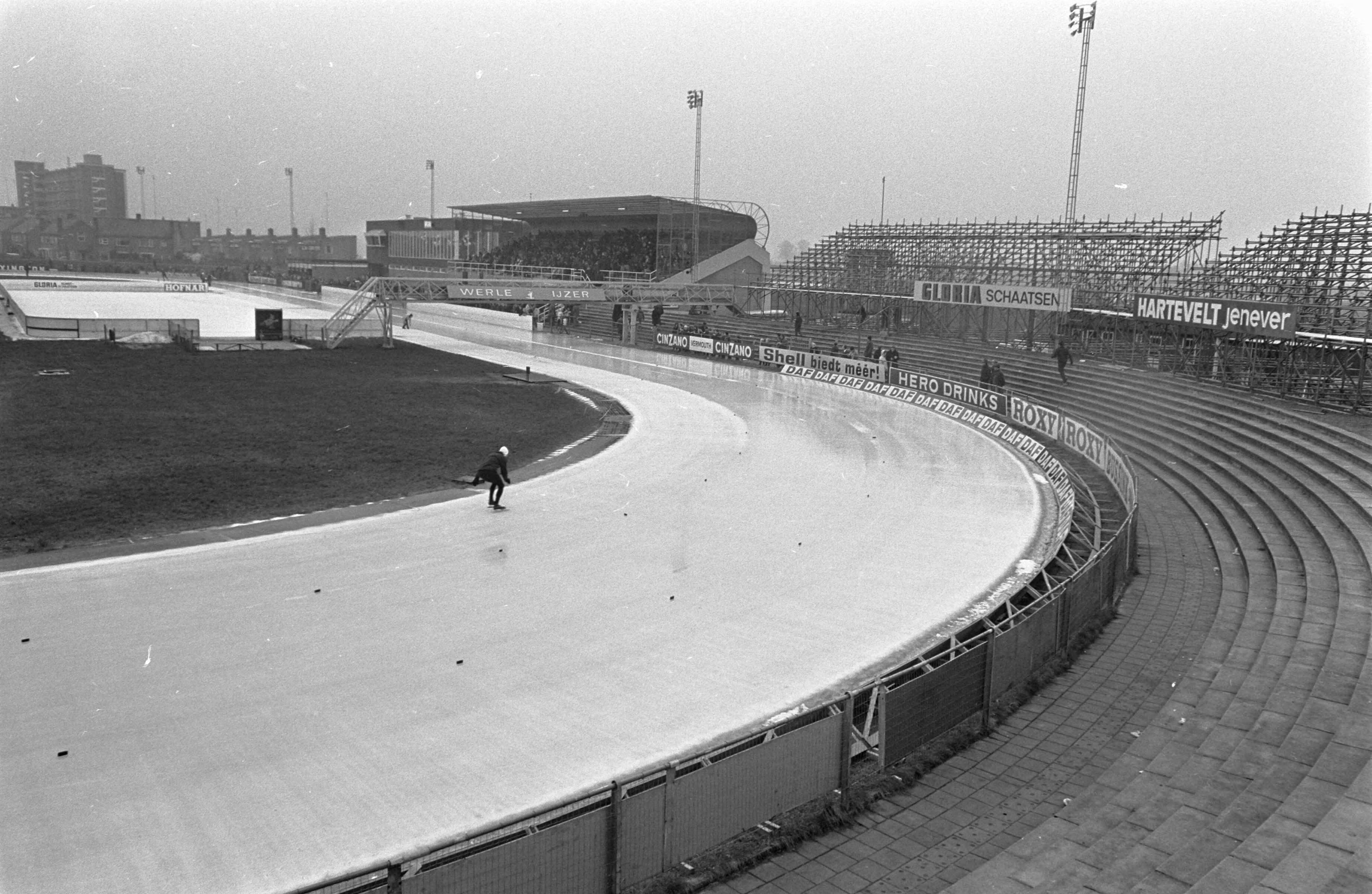 Fotocollectie Anefo — Schaatswedstrijden om IJsselcup te Deventer overzicht IJsstadion — Foto: Kroon, Ron / Anefo. Licentie: Set B: Rechtenvrij / Publiek Domein. Bron: Nationaal Archief. http://hdl.handle.net/10648/ab55b5aa-d0b4-102d-bcf8-003048976d84