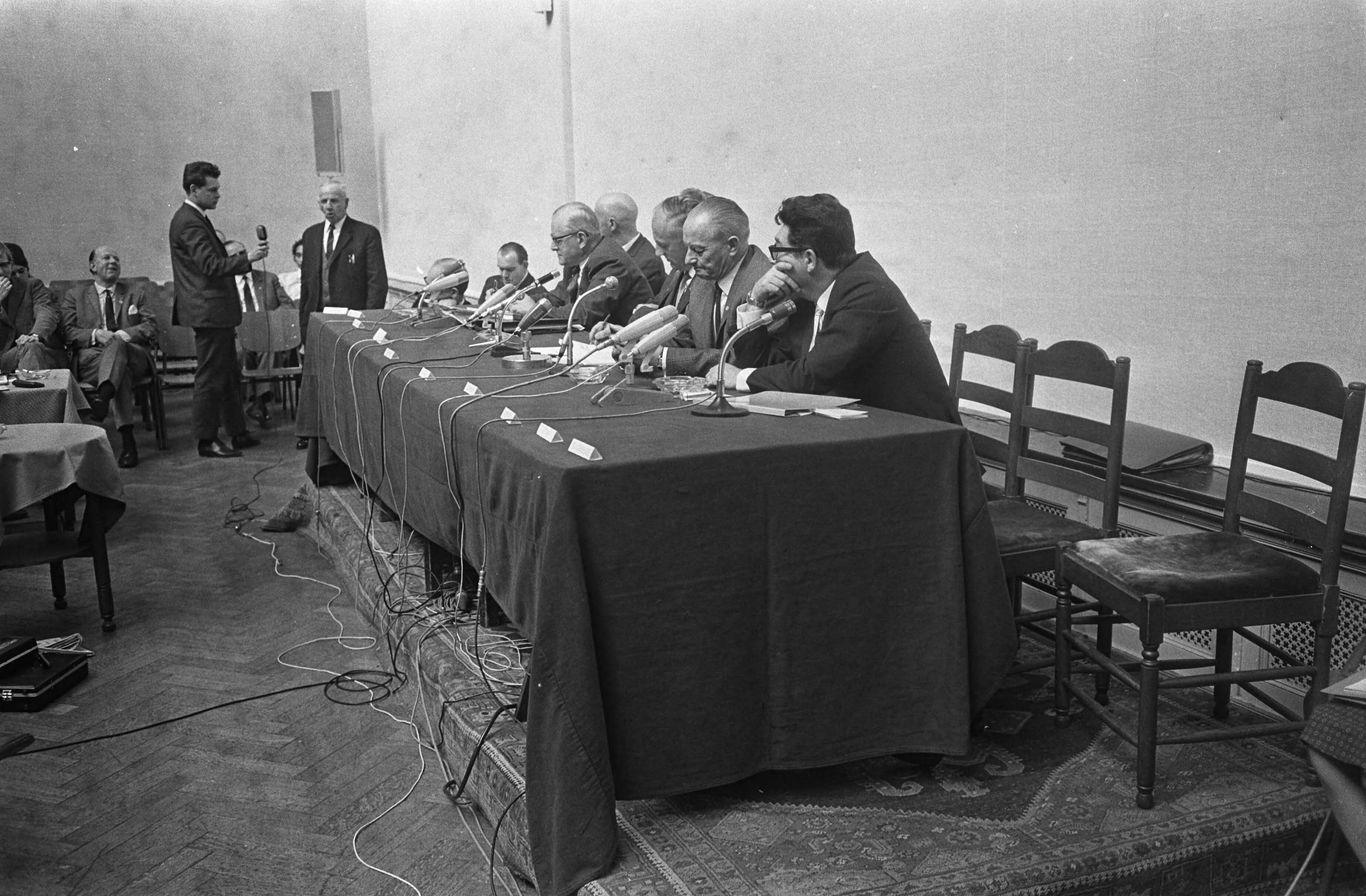 Fotocollectie Anefo — Serve-in van Nationaal Instituut Orde en Veiligheid te Den Haag . Overzicht serve-in — Foto: Koch, Eric / Anefo. Licentie: Set B: Rechtenvrij / Publiek Domein. Bron: Nationaal Archief. http://hdl.handle.net/10648/ab3c213a-d0b4-102d-bcf8-003048976d84