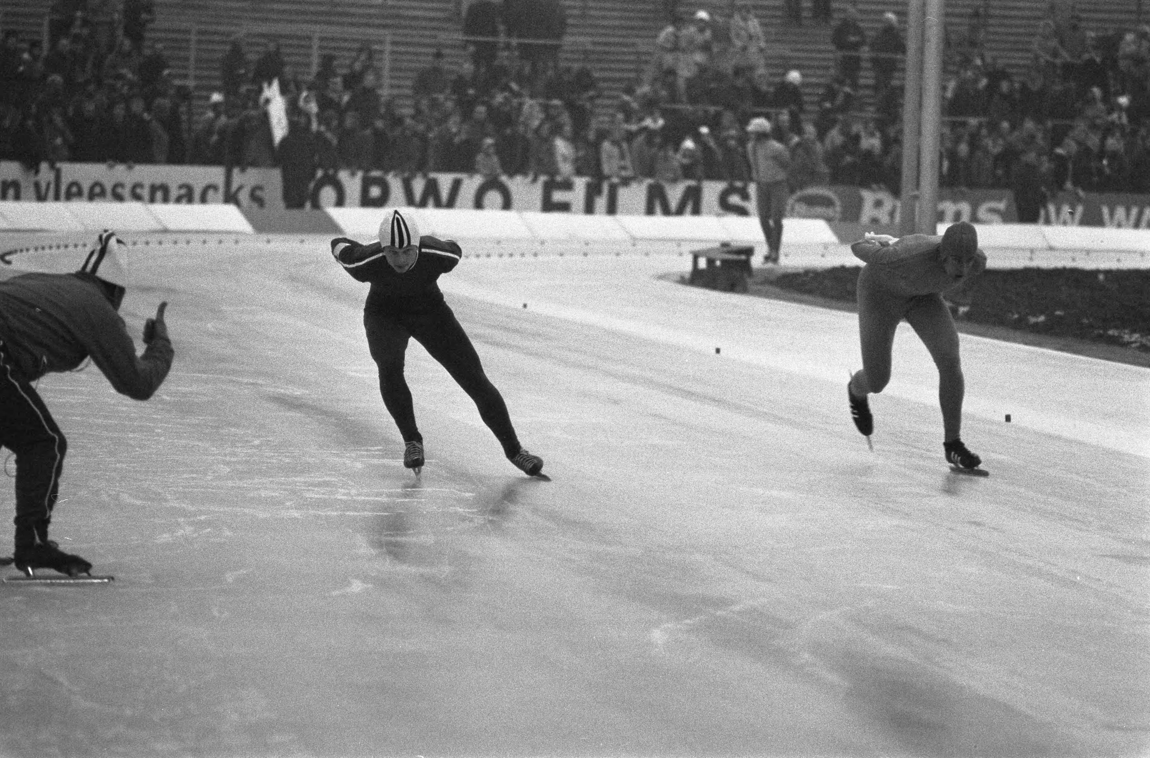 Fotocollectie Anefo — Schaatswedstrijden voor eerste ISSL World Cup voor prof op De Uithof in Den Haag , Huiskes geeft aanwijzingen Schenk (rechts) — Foto: Verhoeff, Bert / Anefo. Licentie: Set B: Rechtenvrij / Publiek Domein. Bron: Nationaal Archief. http://hdl.handle.net/10648/ac21c910-d0b4-102d-bcf8-003048976d84
