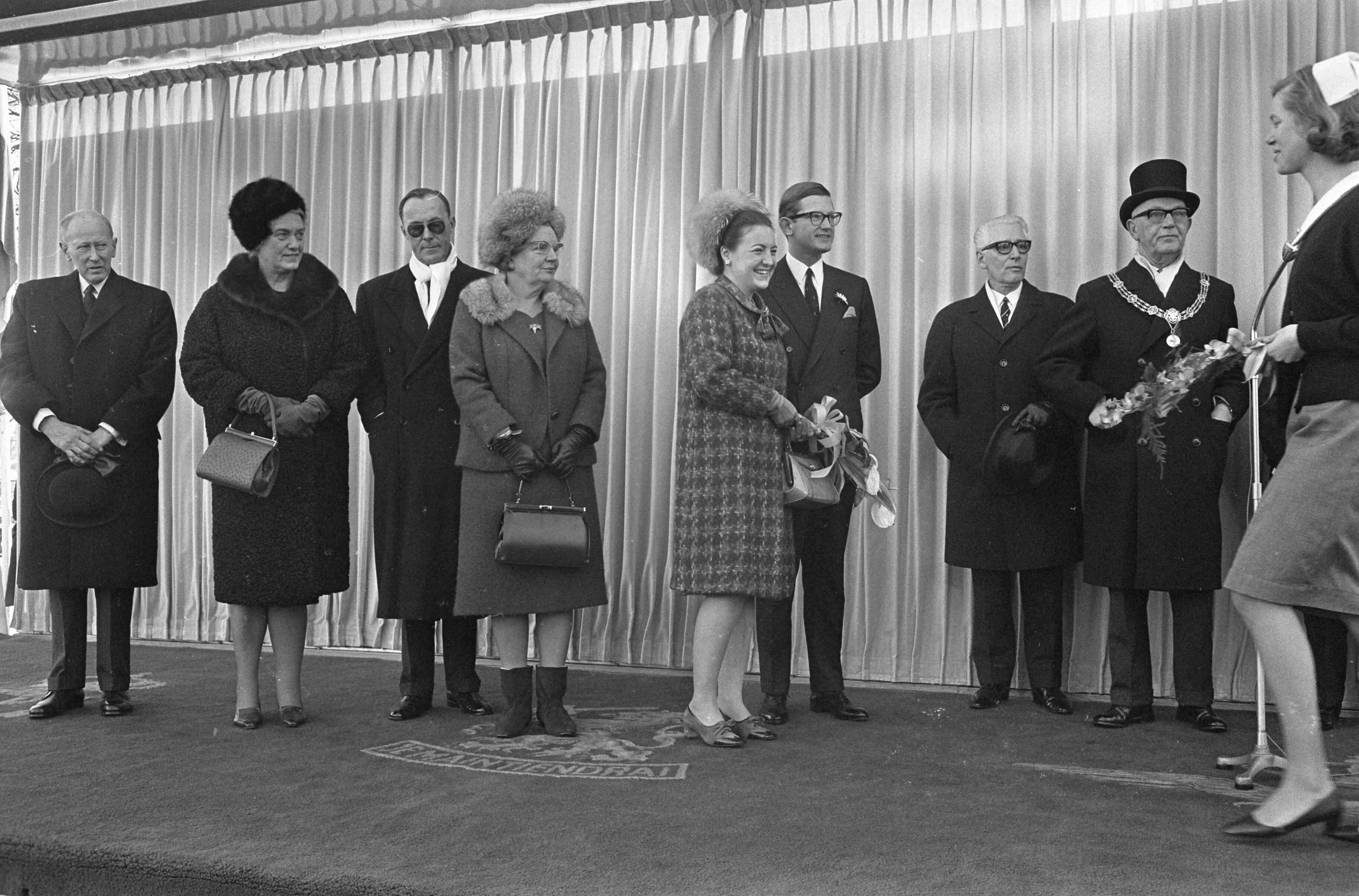 Fotocollectie Anefo — Bruidspaar in Den Haag — Foto: Koch, Eric / Anefo. Licentie: Set B: Rechtenvrij / Publiek Domein. Bron: Nationaal Archief. http://hdl.handle.net/10648/ab0b5456-d0b4-102d-bcf8-003048976d84