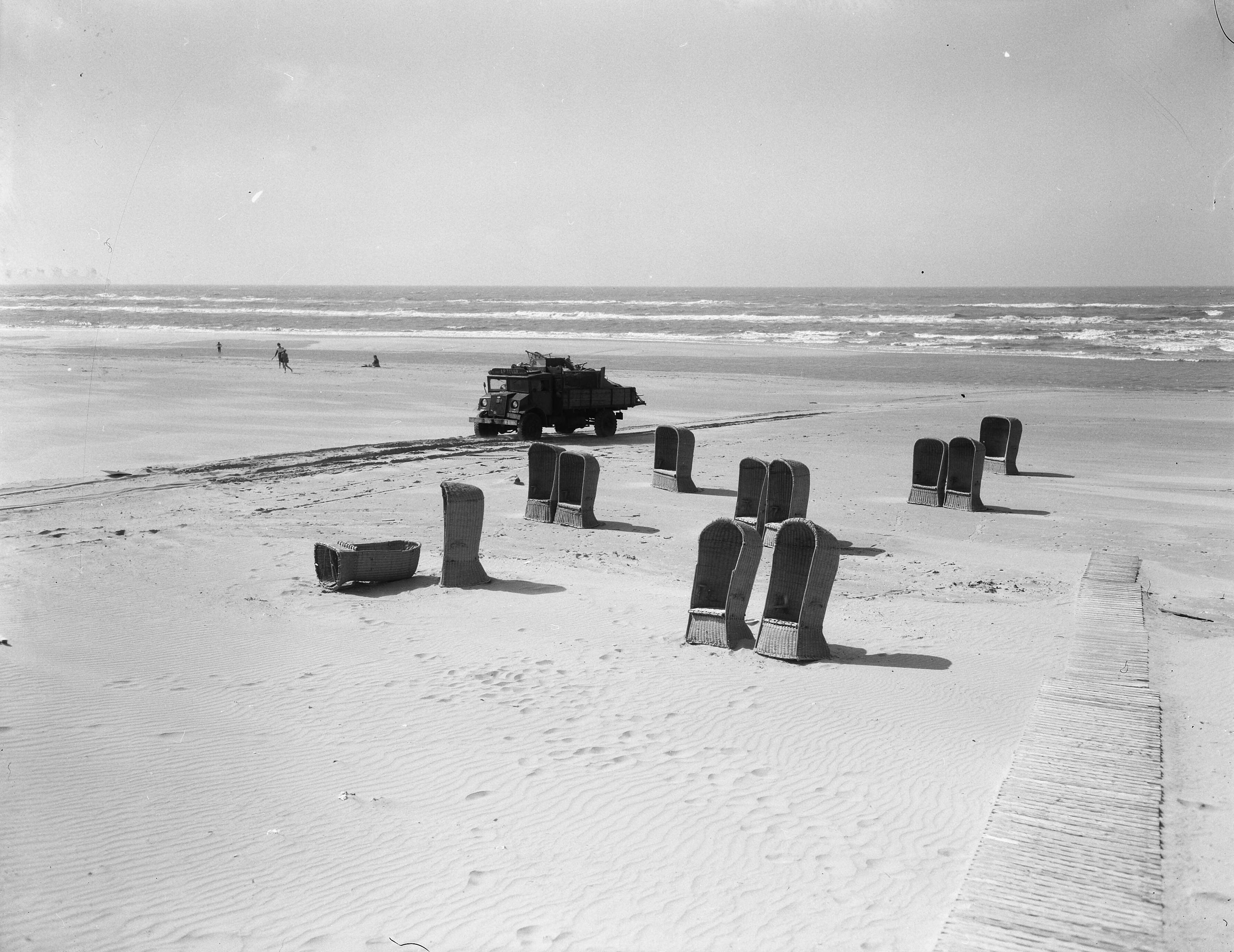 Fotocollectie Anefo — Vertrek tentkampeerders strand Zandvoort — Foto: Noske, J.D. / Anefo. Licentie: Set B: Rechtenvrij / Publiek Domein. Bron: Nationaal Archief. http://hdl.handle.net/10648/a928a706-d0b4-102d-bcf8-003048976d84