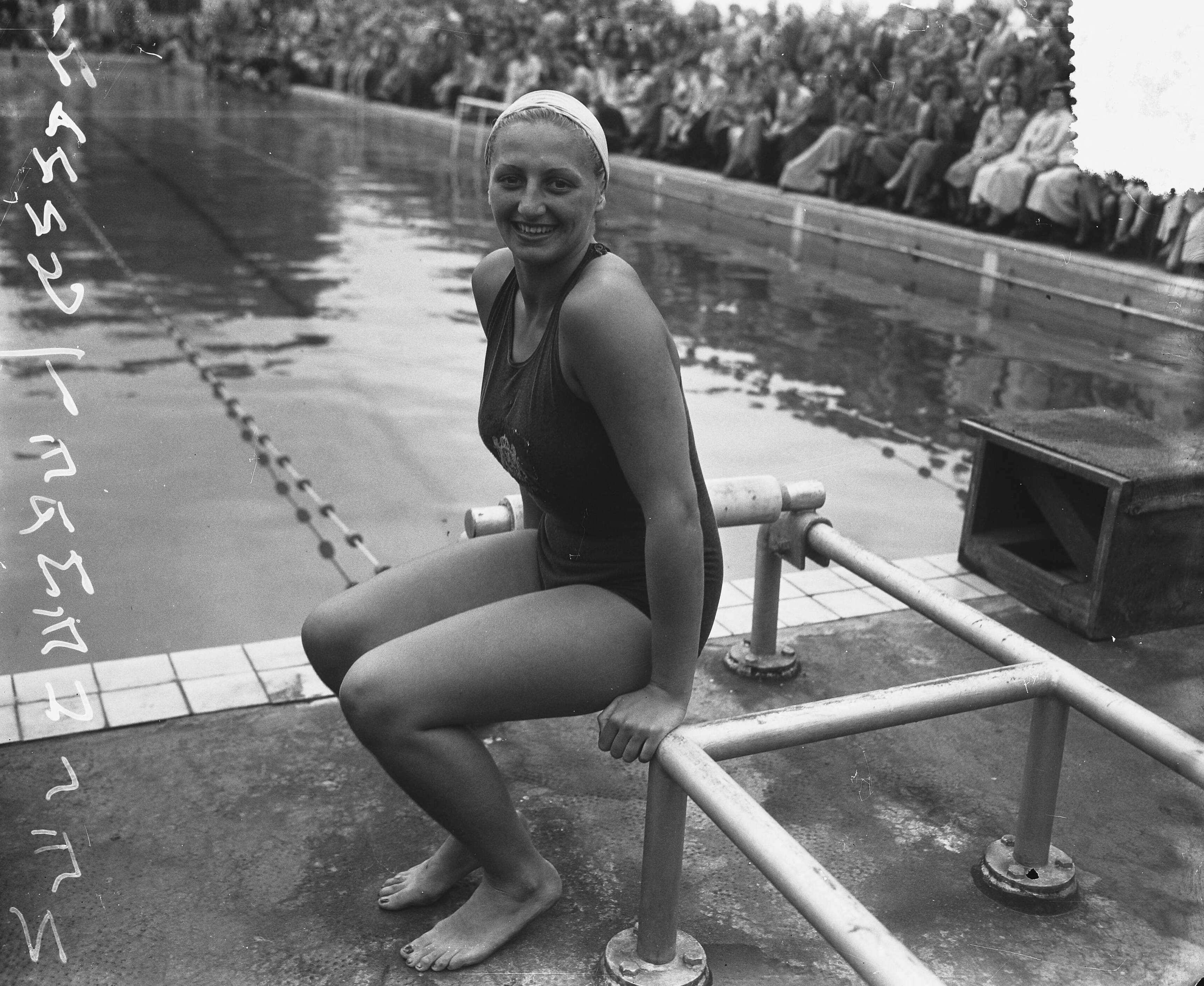 Sportkoppen Zwemmen — Selectiewedstrijden Olympische Zwemploeg in Stoop's bad bij Haarlem. Zwemster Hanny Termeulen — Foto: Pot, Harry / Anefo. Licentie: Set B: Rechtenvrij / Publiek Domein. Bron: Nationaal Archief. http://hdl.handle.net/10648/a8fb6b56-d0b4-102d-bcf8-003048976d84