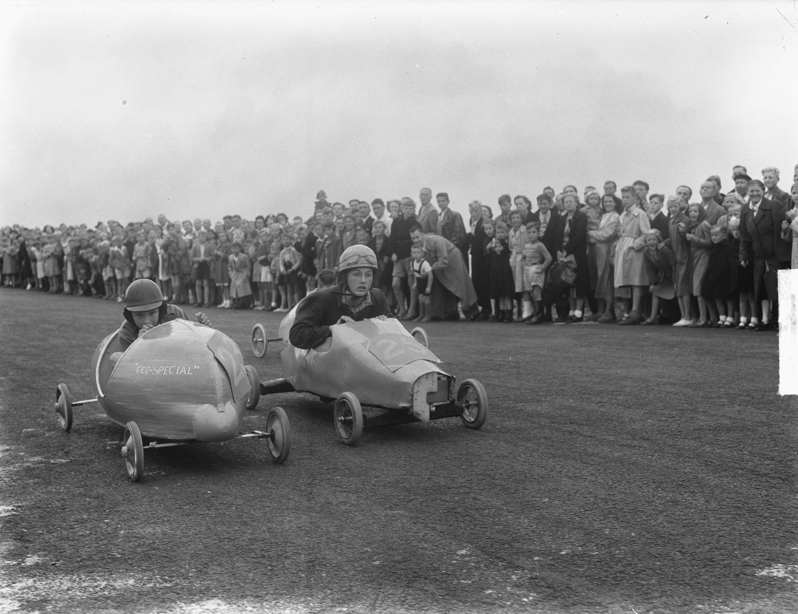 Nationale Zeepkistenrace Zandvoort — Nationale Zeepkistenrace te Zandvoort. Links de latere winnaar in de gereglementeerde klasse G.H. Niggendijker uit Apeldoorn. Rechts Hans Meertens uit Zandvoort die als 2e eindigde — Foto: Pot, Harry / Anefo. Licentie: Set B: Rechtenvrij / Publiek Domein. Bron: Nationaal Archief. http://hdl.handle.net/10648/a8dd5756-d0b4-102d-bcf8-003048976d84
