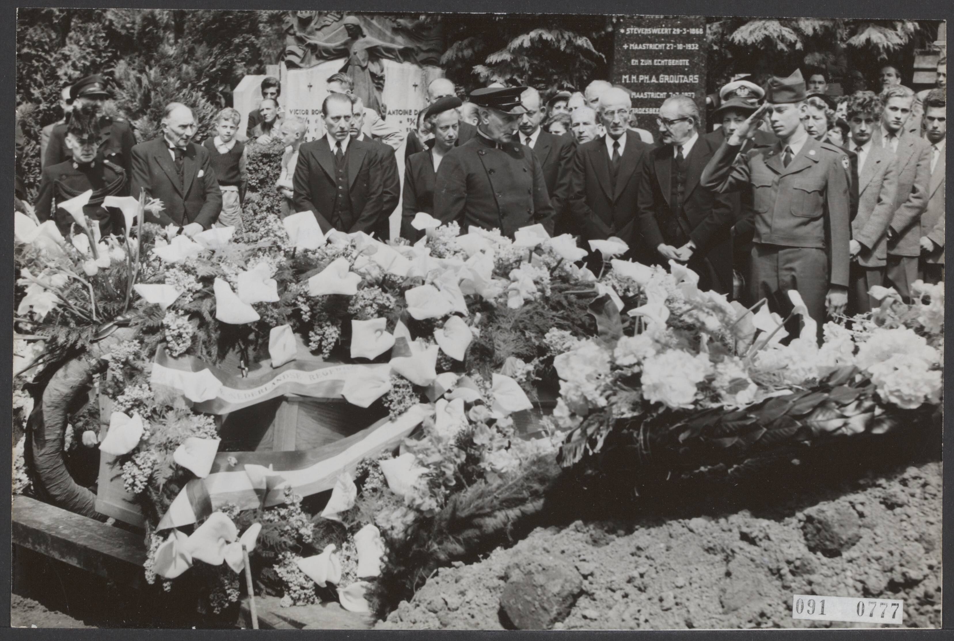 Fotocollectie Elsevier Binnenland — In Maastricht werd het stoffelijk overschot van Leon Jungschläger ter aarde besteld. Onder de talrijke belangstellenden bevond zich de zoon van de overleden John Jung, die aan de groeve de laatste groet brengt — Foto: Fotograaf Onbekend / Anefo. Licentie: Set B: Rechtenvrij / Publiek Domein. Bron: Nationaal Archief. http://hdl.handle.net/10648/ae20f952-d0b4-102d-bcf8-003048976d84